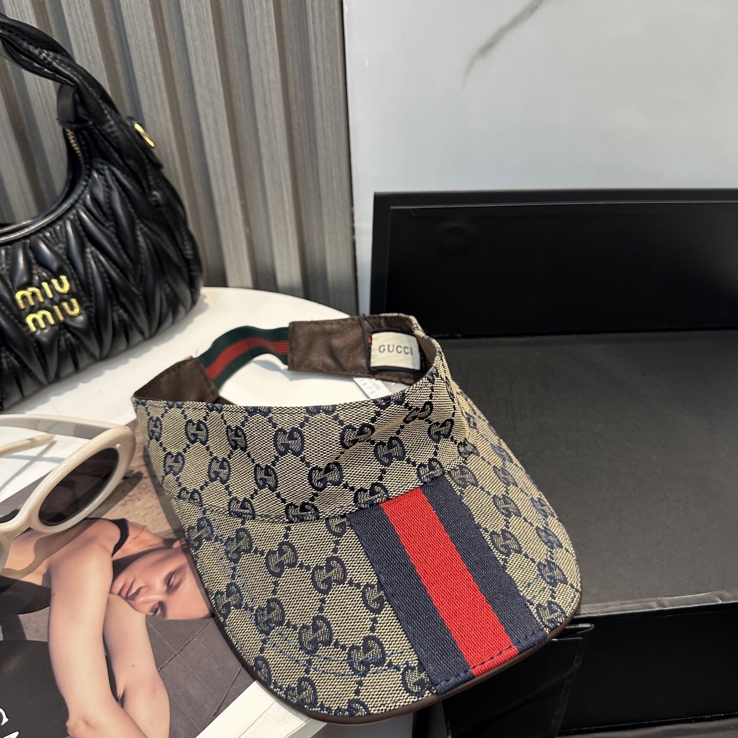 Gucci(古奇)最新原单宽版织带空顶帽。专柜11开模订制,最高版本,原版帆布料,轻盈透气!实物拍摄,