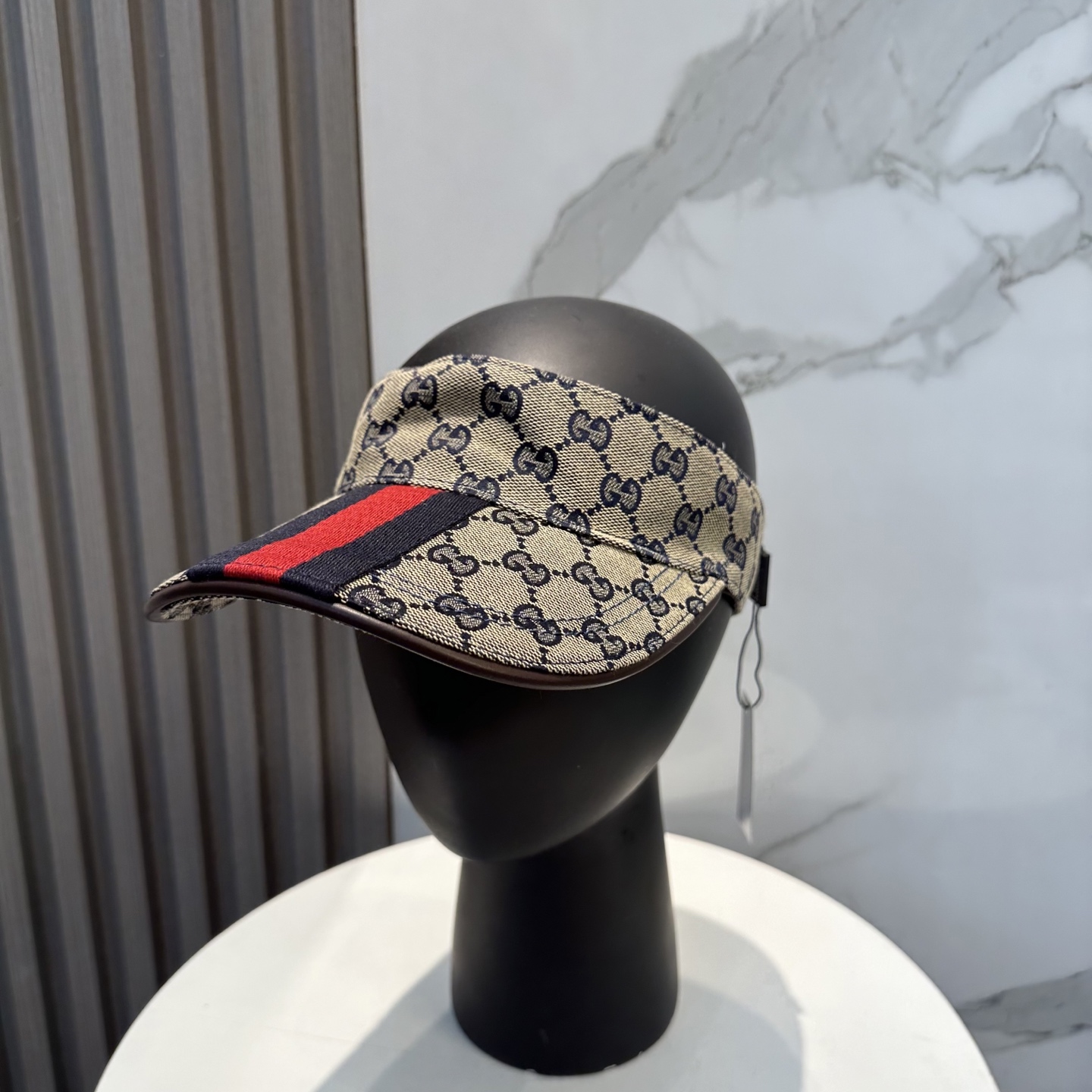 Gucci(古奇)最新原单宽版织带空顶帽。专柜11开模订制,最高版本,原版帆布料,轻盈透气!实物拍摄,
