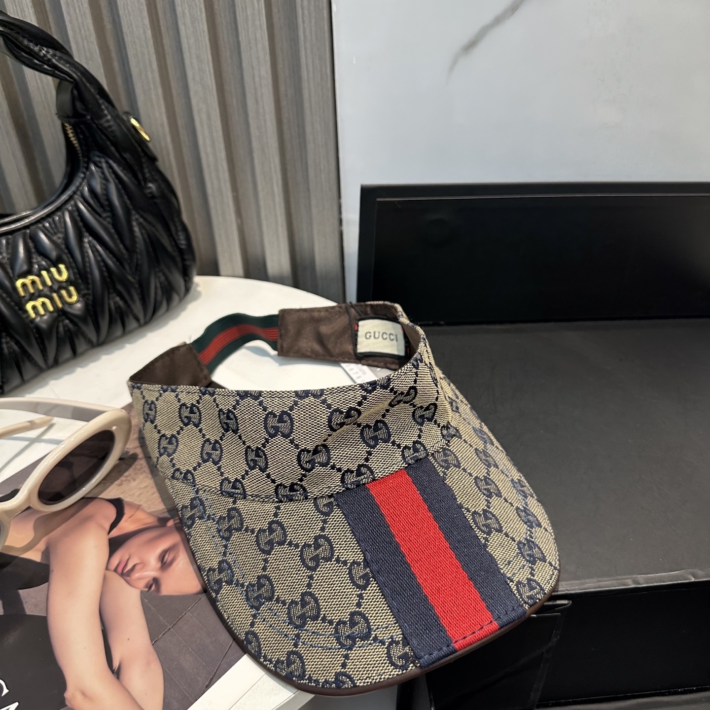 Gucci(古奇)最新原单宽版织带空顶帽。专柜11开模订制,最高版本,原版帆布料,轻盈透气!实物拍摄,