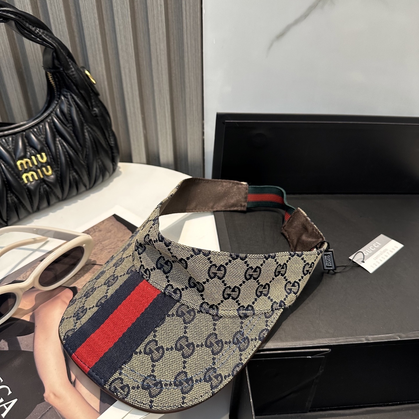 Gucci(古奇)最新原单宽版织带空顶帽。专柜11开模订制,最高版本,原版帆布料,轻盈透气!实物拍摄,