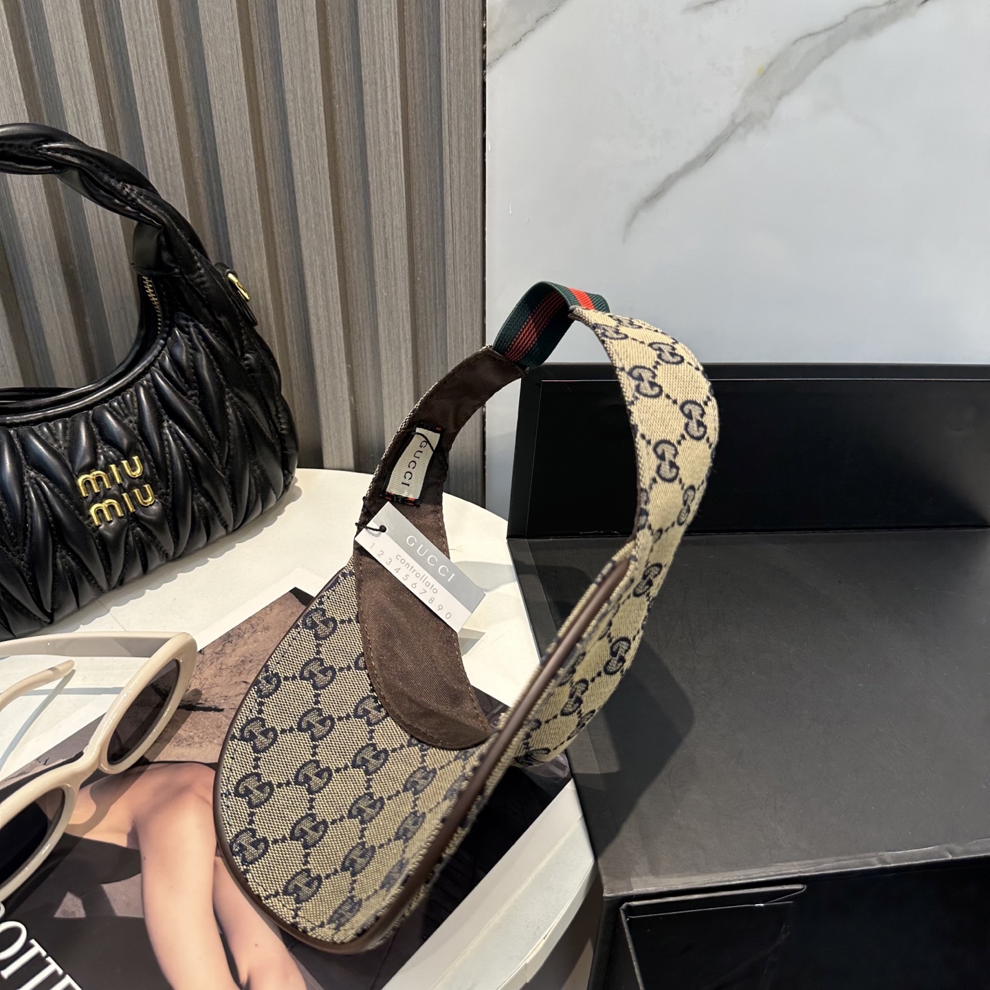 Gucci(古奇)最新原单宽版织带空顶帽。专柜11开模订制,最高版本,原版帆布料,轻盈透气!实物拍摄,