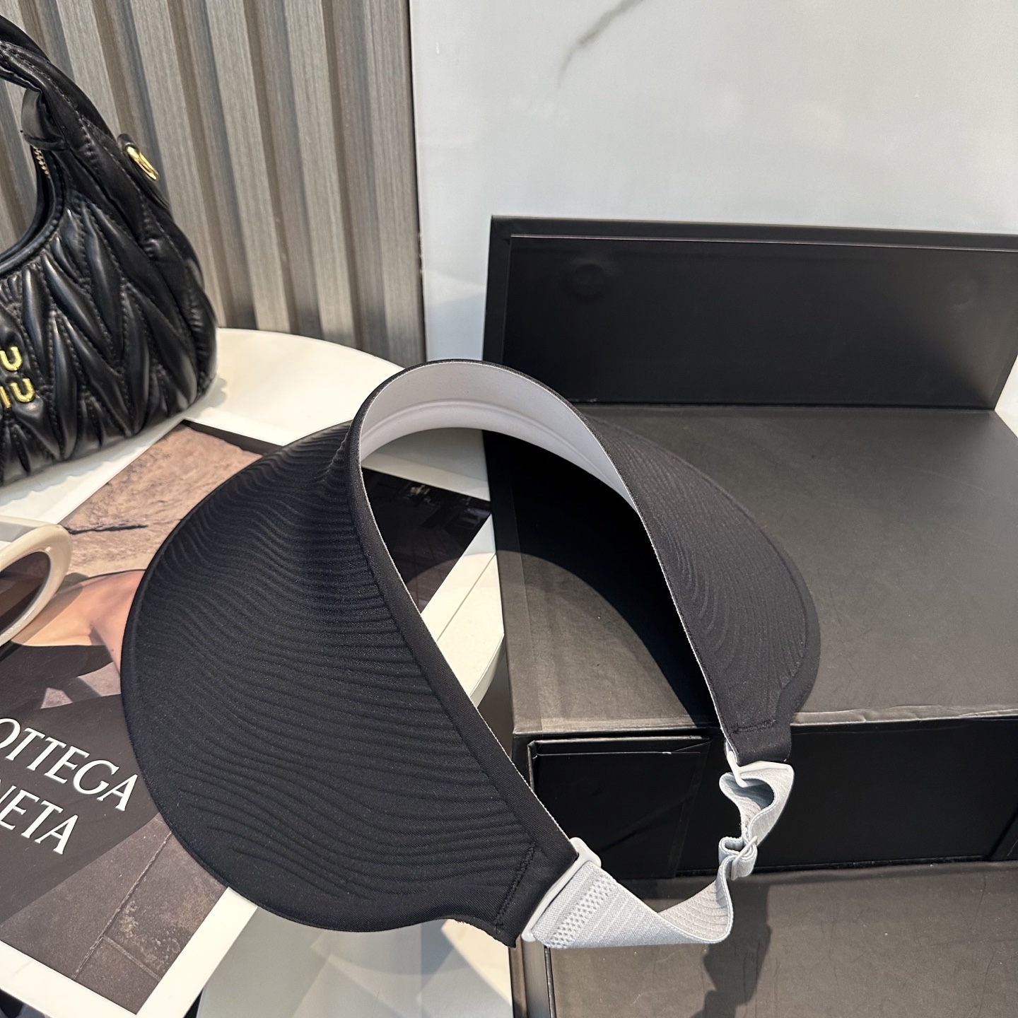  赛琳～新款无痕空顶帽
防晒是女生这辈子的必修课，这大帽檐防晒无敌了，还是无痕的戴一天都不会有累赘感！