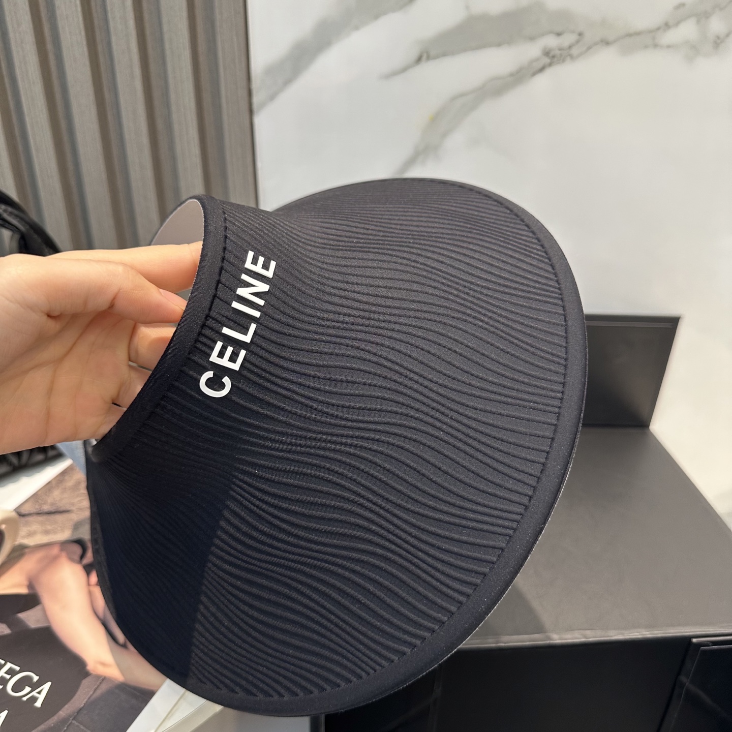  赛琳～新款无痕空顶帽
防晒是女生这辈子的必修课，这大帽檐防晒无敌了，还是无痕的戴一天都不会有累赘感！