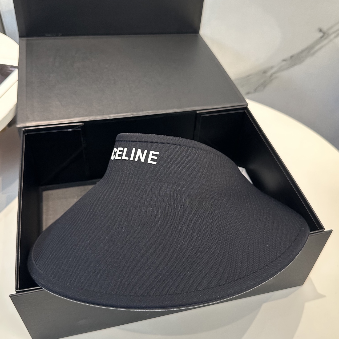  赛琳～新款无痕空顶帽
防晒是女生这辈子的必修课，这大帽檐防晒无敌了，还是无痕的戴一天都不会有累赘感！