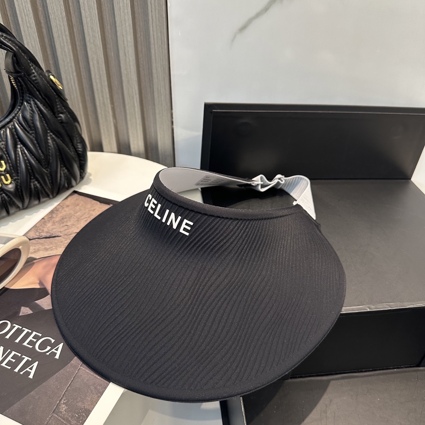  赛琳～新款无痕空顶帽
防晒是女生这辈子的必修课，这大帽檐防晒无敌了，还是无痕的戴一天都不会有累赘感！