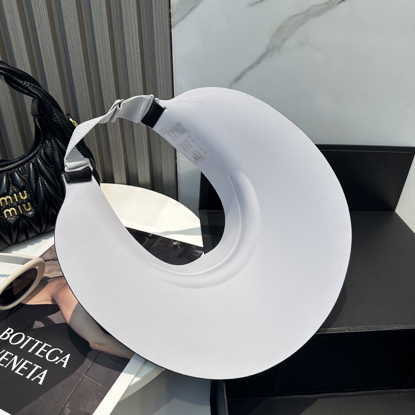  赛琳～新款无痕空顶帽
防晒是女生这辈子的必修课，这大帽檐防晒无敌了，还是无痕的戴一天都不会有累赘感！