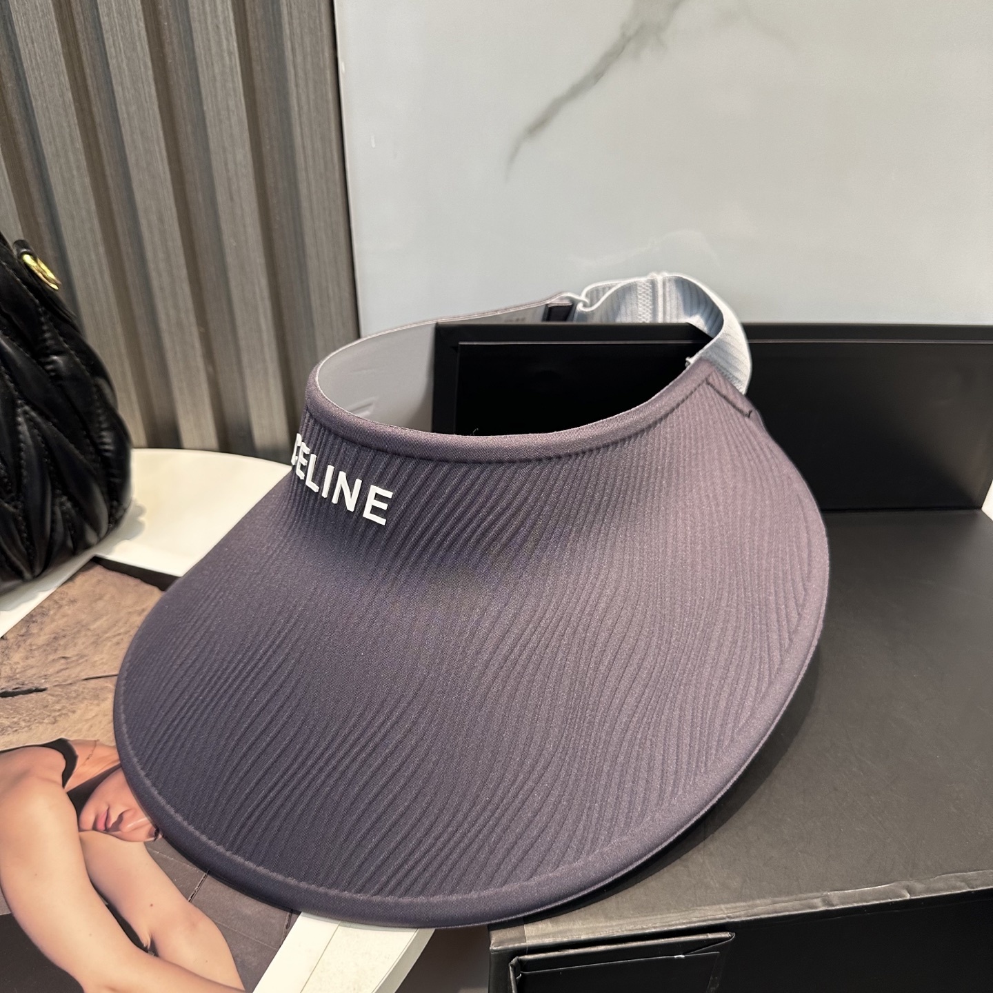 赛琳~新款无痕空顶帽
防晒是女生这辈子的必修课,这大帽檐防晒无敌了,还是无痕的戴一天都不会有累赘感!