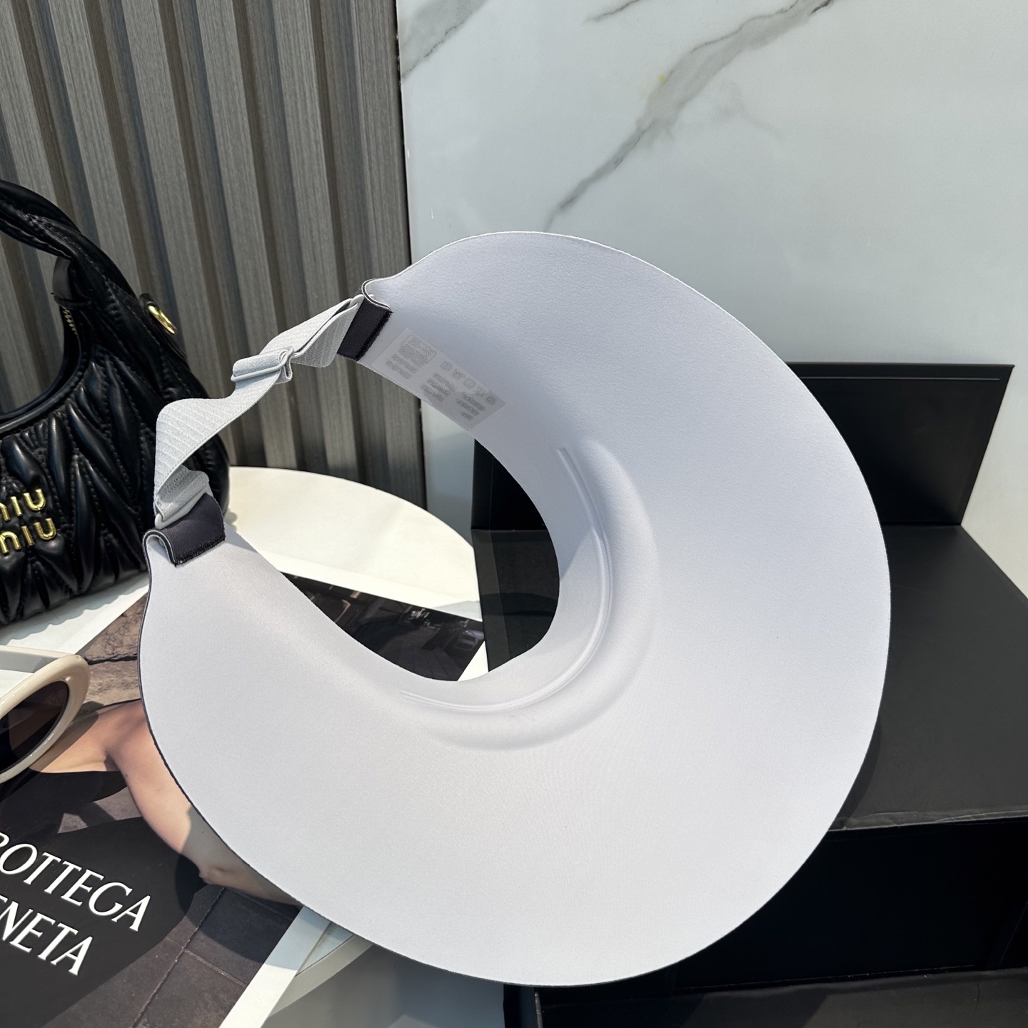 赛琳~新款无痕空顶帽
防晒是女生这辈子的必修课,这大帽檐防晒无敌了,还是无痕的戴一天都不会有累赘感!