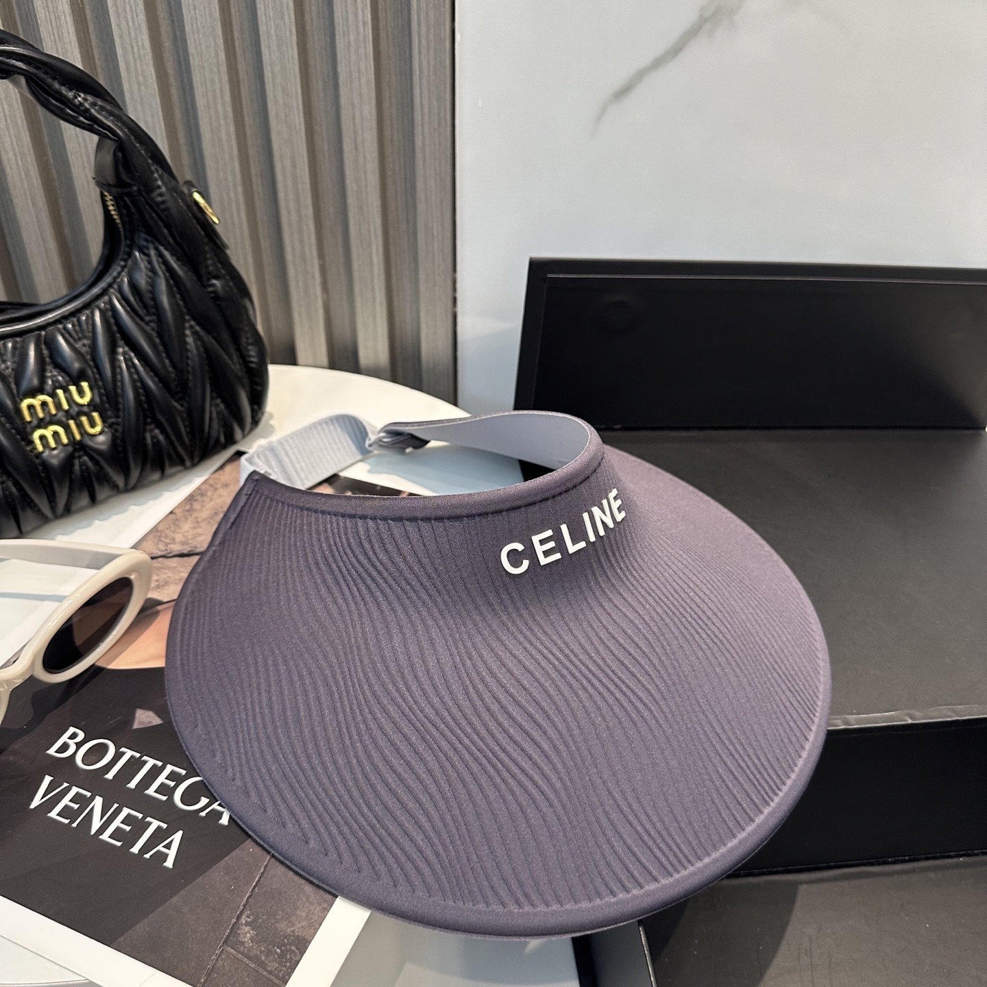 赛琳~新款无痕空顶帽
防晒是女生这辈子的必修课,这大帽檐防晒无敌了,还是无痕的戴一天都不会有累赘感!