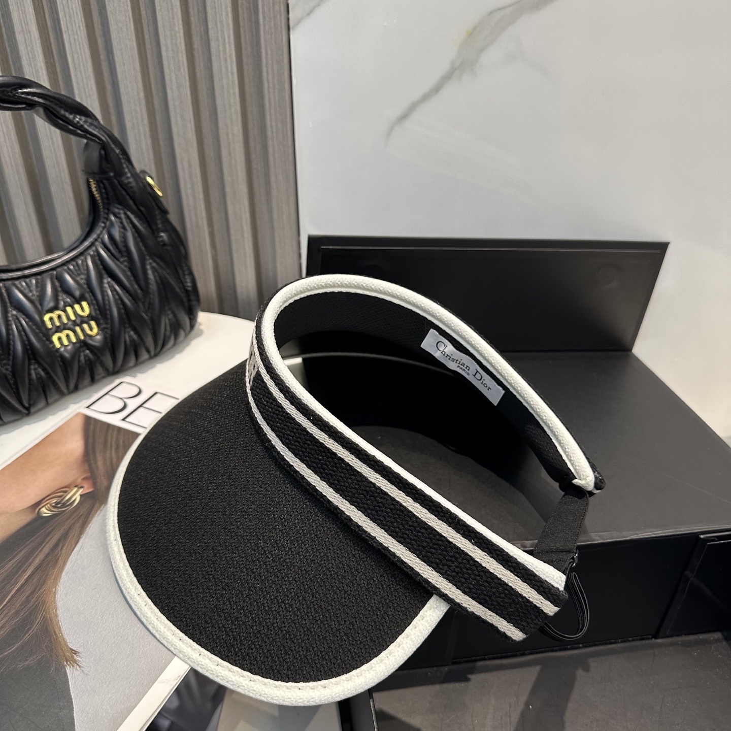  配防尘袋，迪奥Dior2025新款
空顶帽，夏天必备单品，因为真的太好搭，夏天搭配清凉夏日风情真的超级