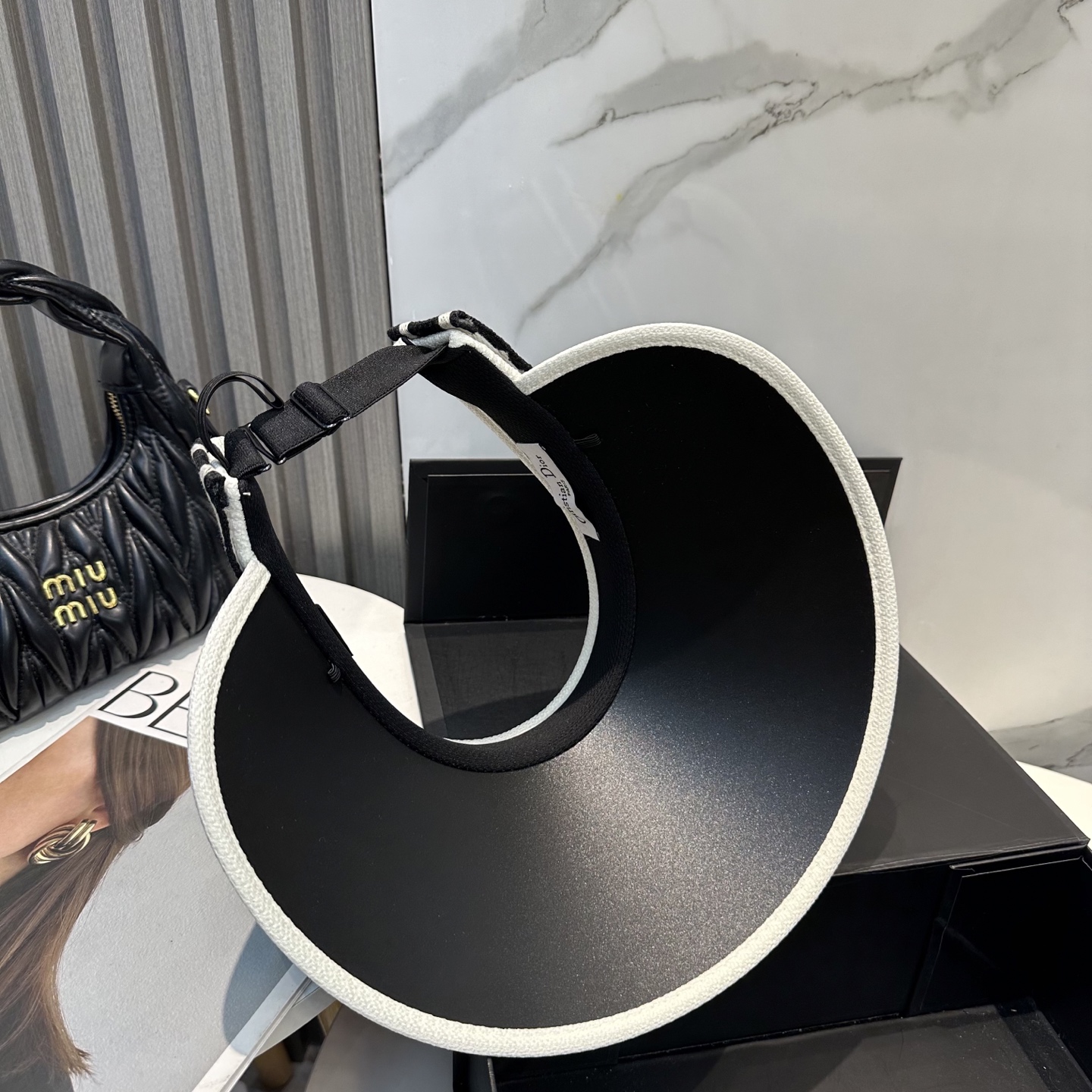  配防尘袋，迪奥Dior2025新款
空顶帽，夏天必备单品，因为真的太好搭，夏天搭配清凉夏日风情真的超级