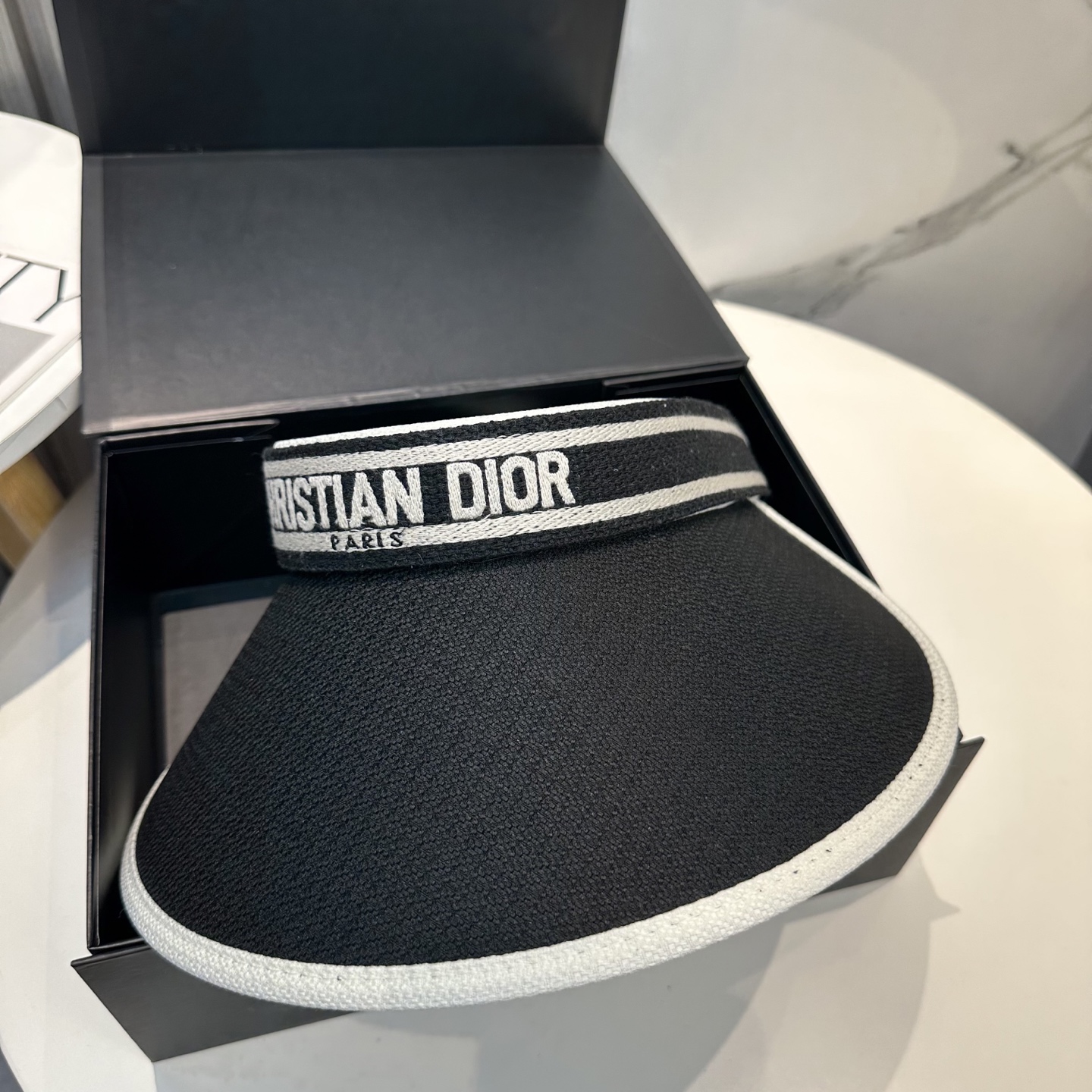  配防尘袋，迪奥Dior2025新款
空顶帽，夏天必备单品，因为真的太好搭，夏天搭配清凉夏日风情真的超级