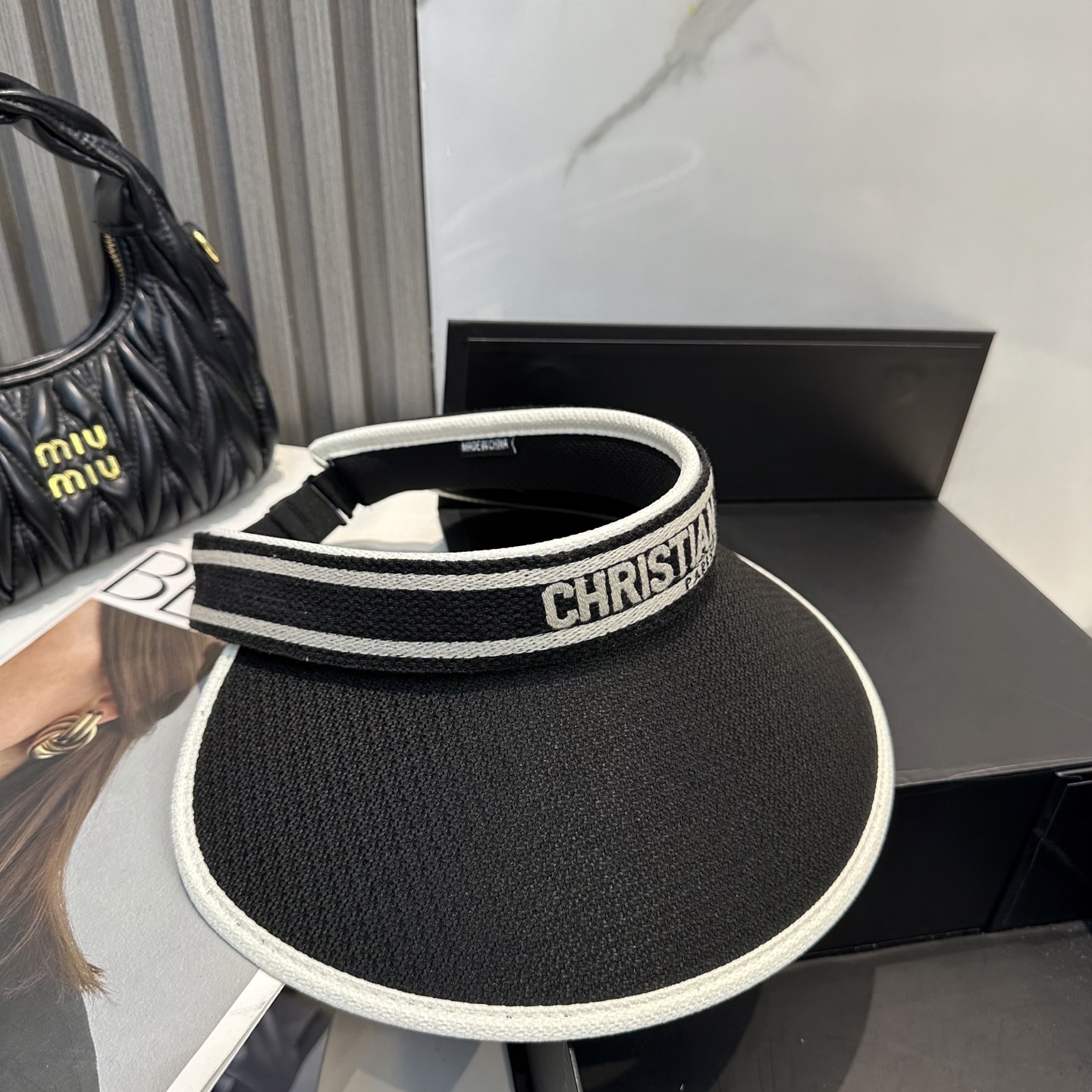  配防尘袋，迪奥Dior2025新款
空顶帽，夏天必备单品，因为真的太好搭，夏天搭配清凉夏日风情真的超级