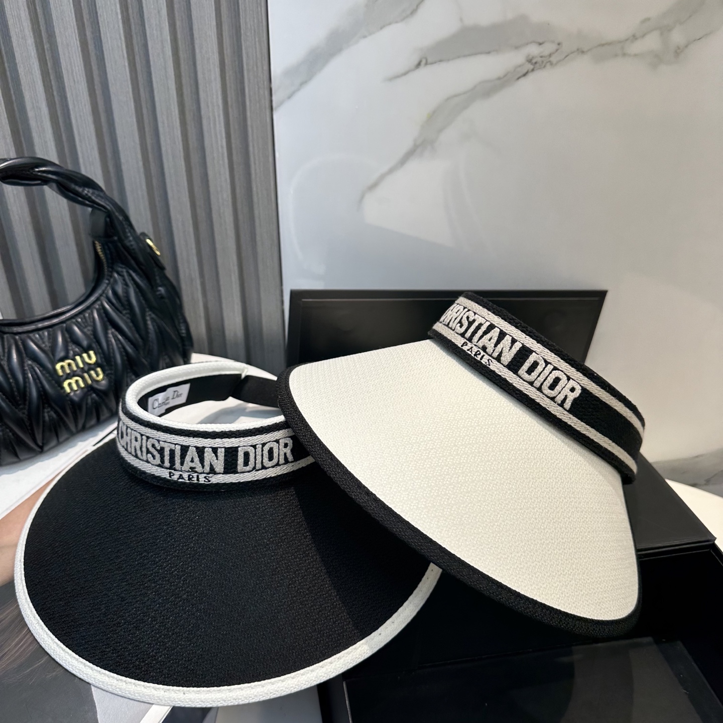  配防尘袋，迪奥Dior2025新款
空顶帽，夏天必备单品，因为真的太好搭，夏天搭配清凉夏日风情真的超级