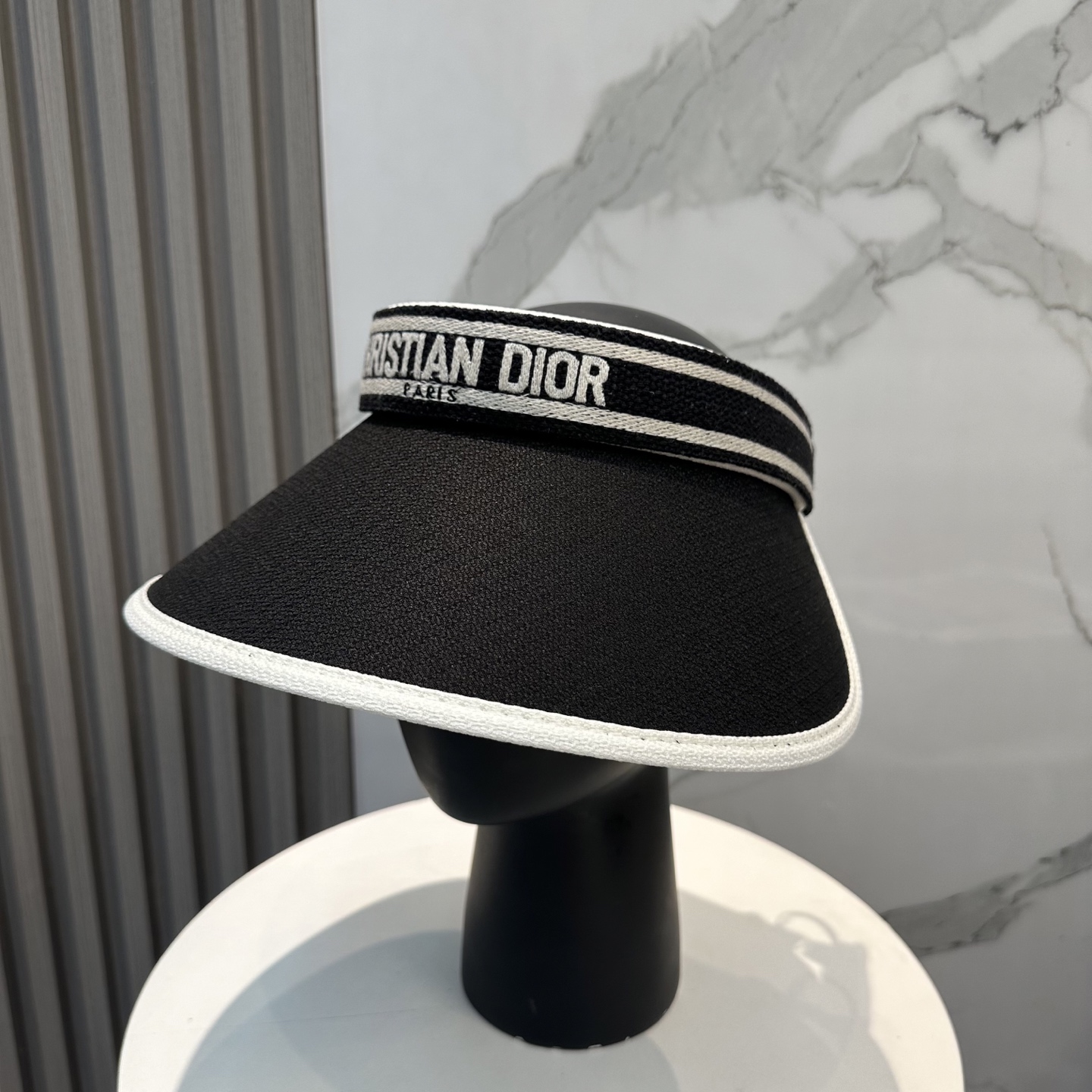  配防尘袋，迪奥Dior2025新款
空顶帽，夏天必备单品，因为真的太好搭，夏天搭配清凉夏日风情真的超级