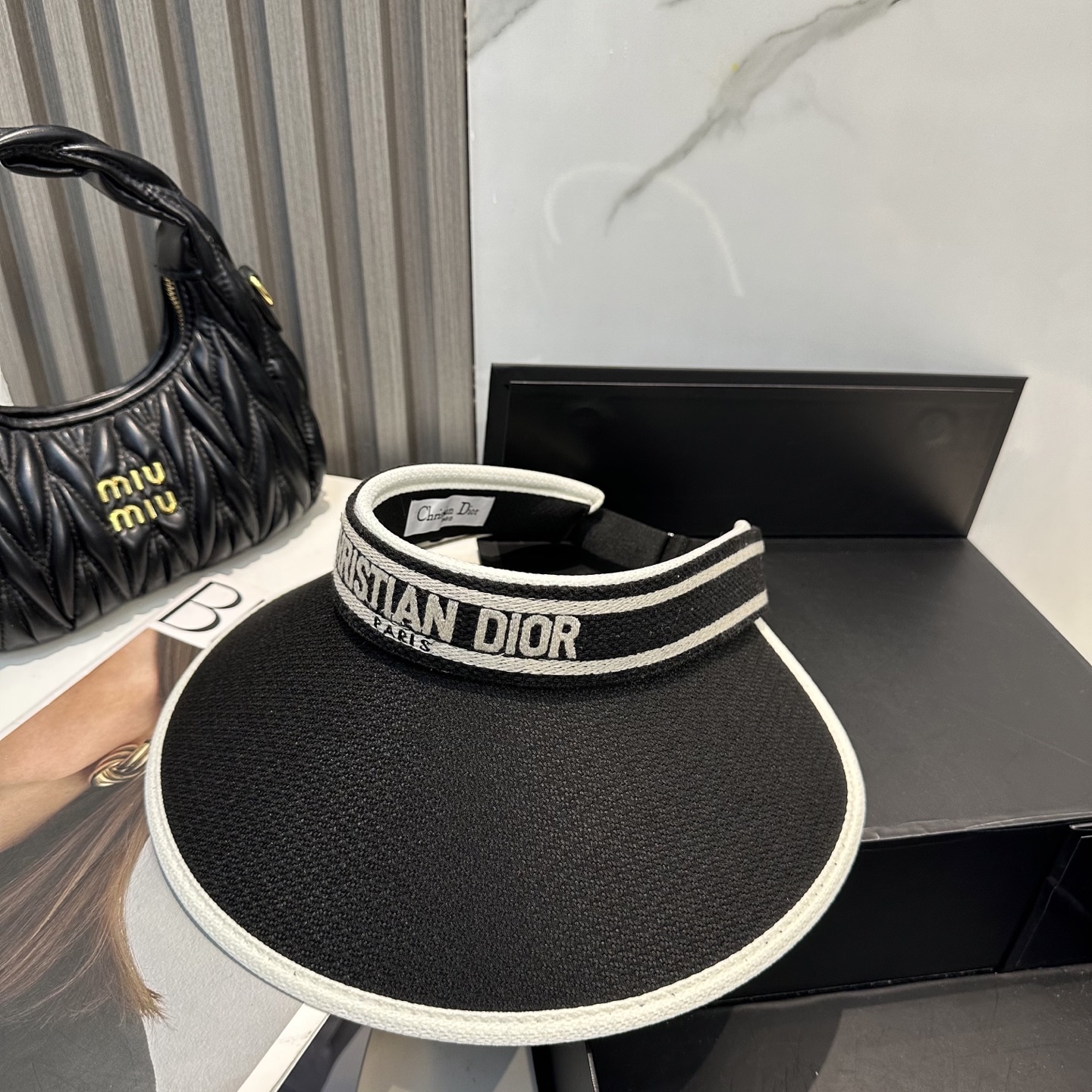  配防尘袋，迪奥Dior2025新款
空顶帽，夏天必备单品，因为真的太好搭，夏天搭配清凉夏日风情真的超级