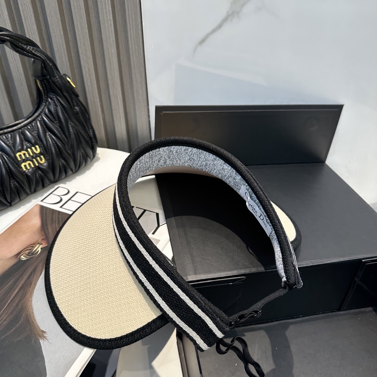  配防尘袋，迪奥Dior2025新款
空顶帽，夏天必备单品，因为真的太好搭，夏天搭配清凉夏日风情真的超级