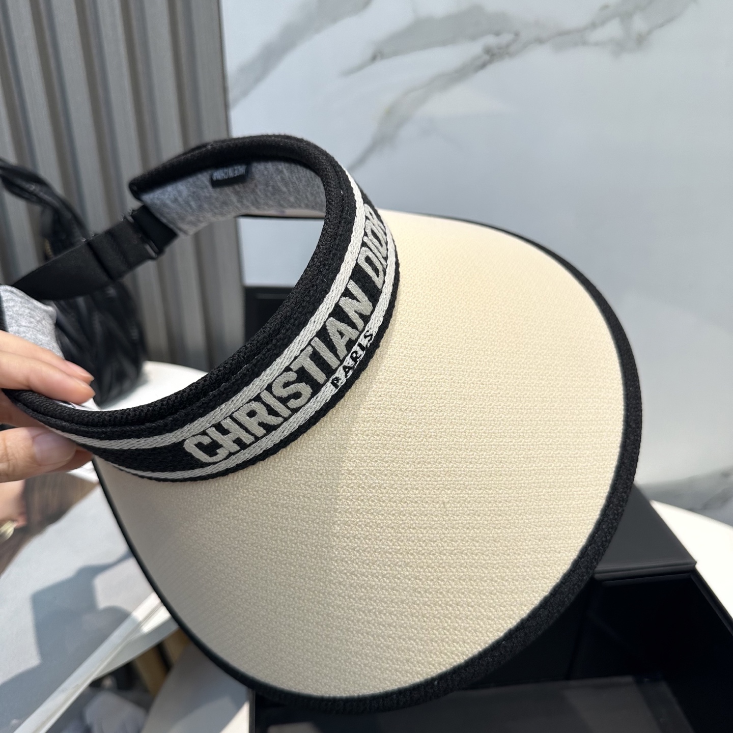  配防尘袋，迪奥Dior2025新款
空顶帽，夏天必备单品，因为真的太好搭，夏天搭配清凉夏日风情真的超级