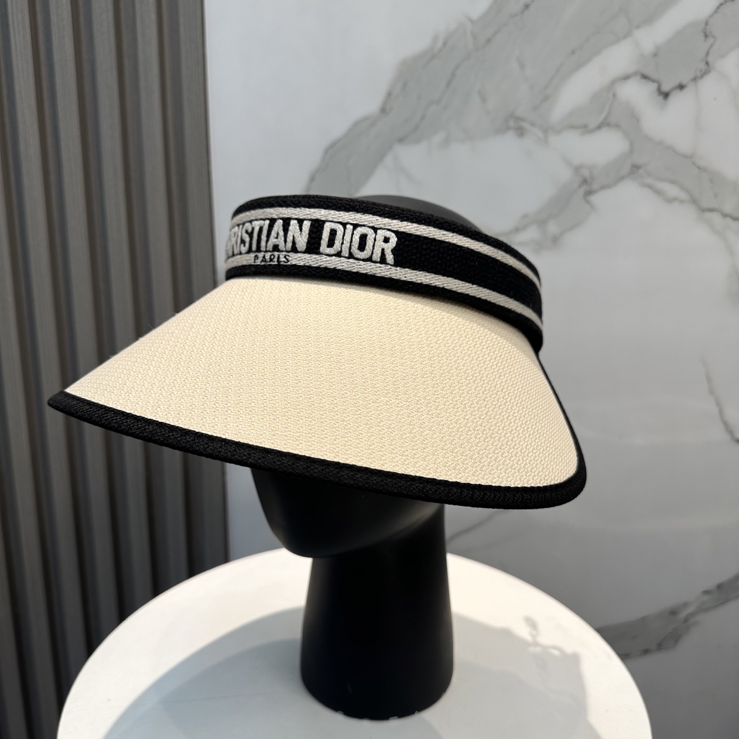  配防尘袋，迪奥Dior2025新款
空顶帽，夏天必备单品，因为真的太好搭，夏天搭配清凉夏日风情真的超级