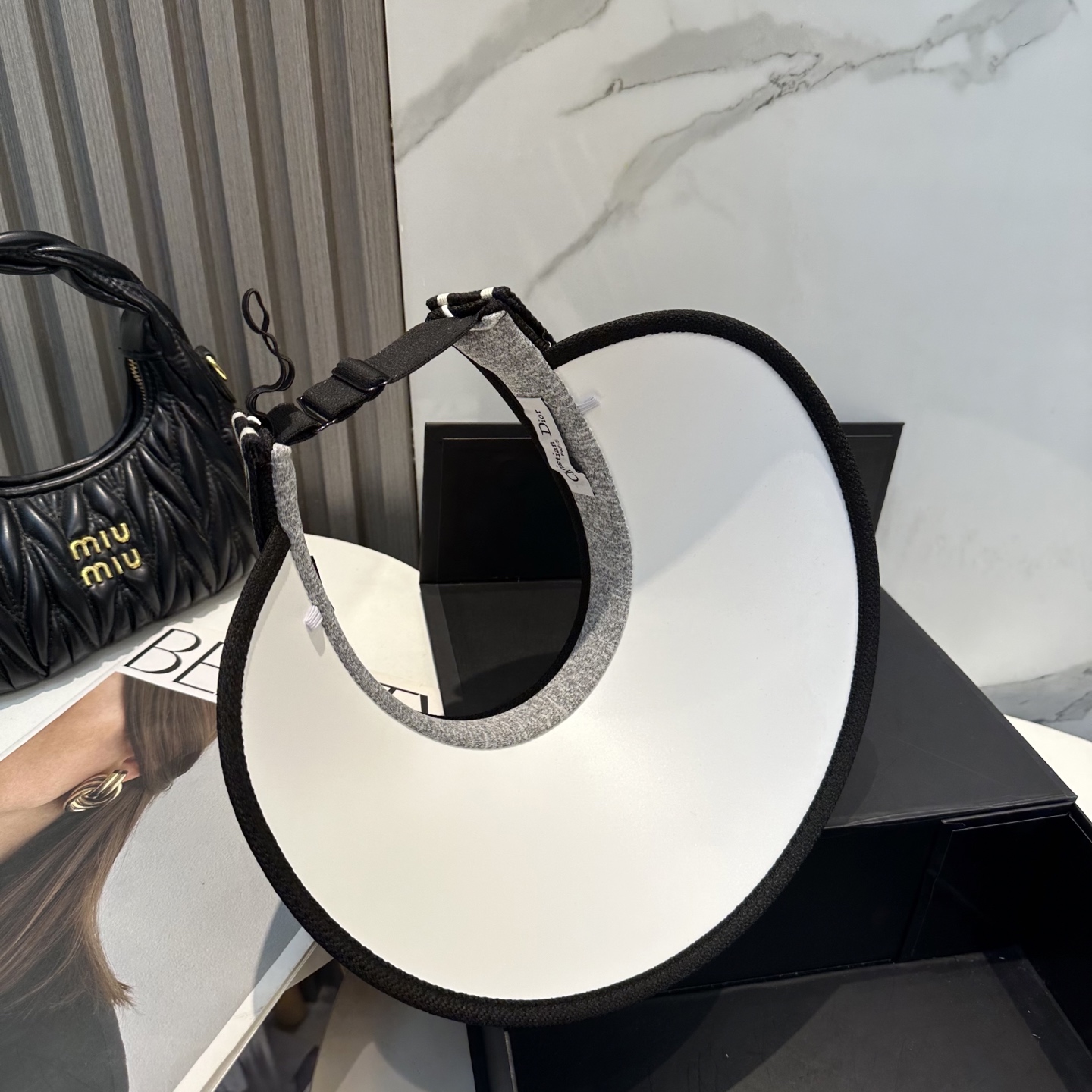  配防尘袋，迪奥Dior2025新款
空顶帽，夏天必备单品，因为真的太好搭，夏天搭配清凉夏日风情真的超级