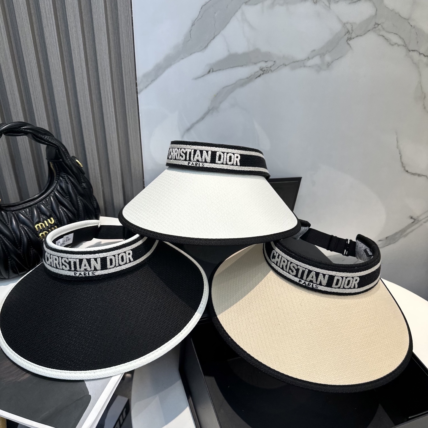  配防尘袋，迪奥Dior2025新款
空顶帽，夏天必备单品，因为真的太好搭，夏天搭配清凉夏日风情真的超级