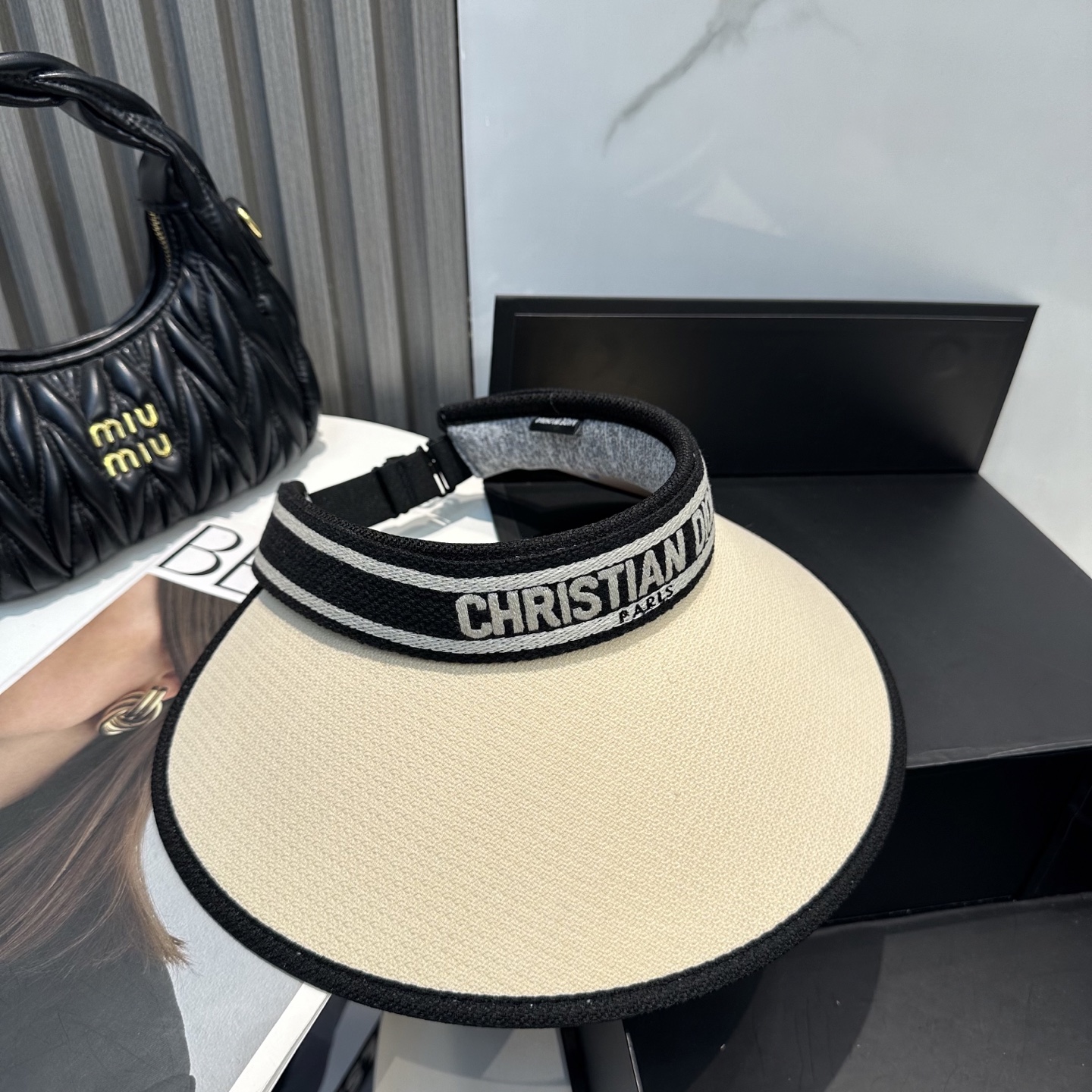  配防尘袋，迪奥Dior2025新款
空顶帽，夏天必备单品，因为真的太好搭，夏天搭配清凉夏日风情真的超级