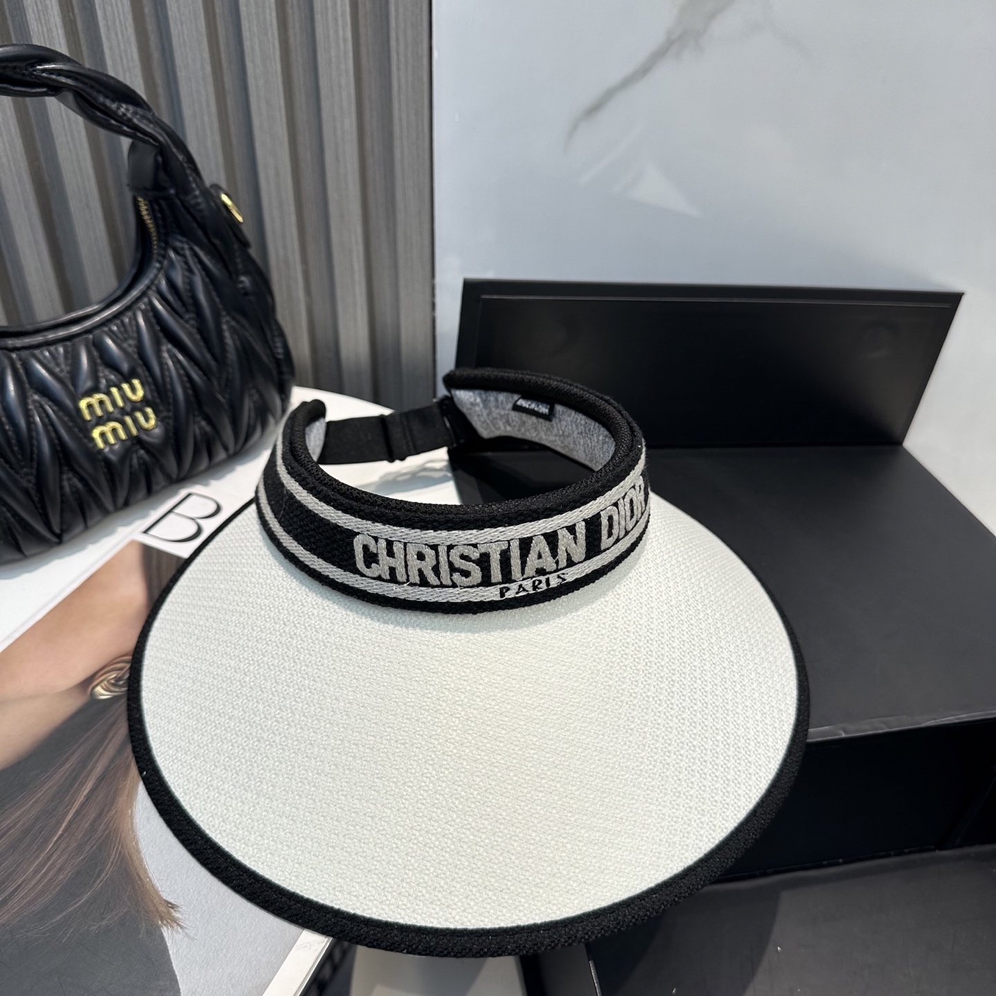  配防尘袋，迪奥Dior2025新款
空顶帽，夏天必备单品，因为真的太好搭，夏天搭配清凉夏日风情真的超级