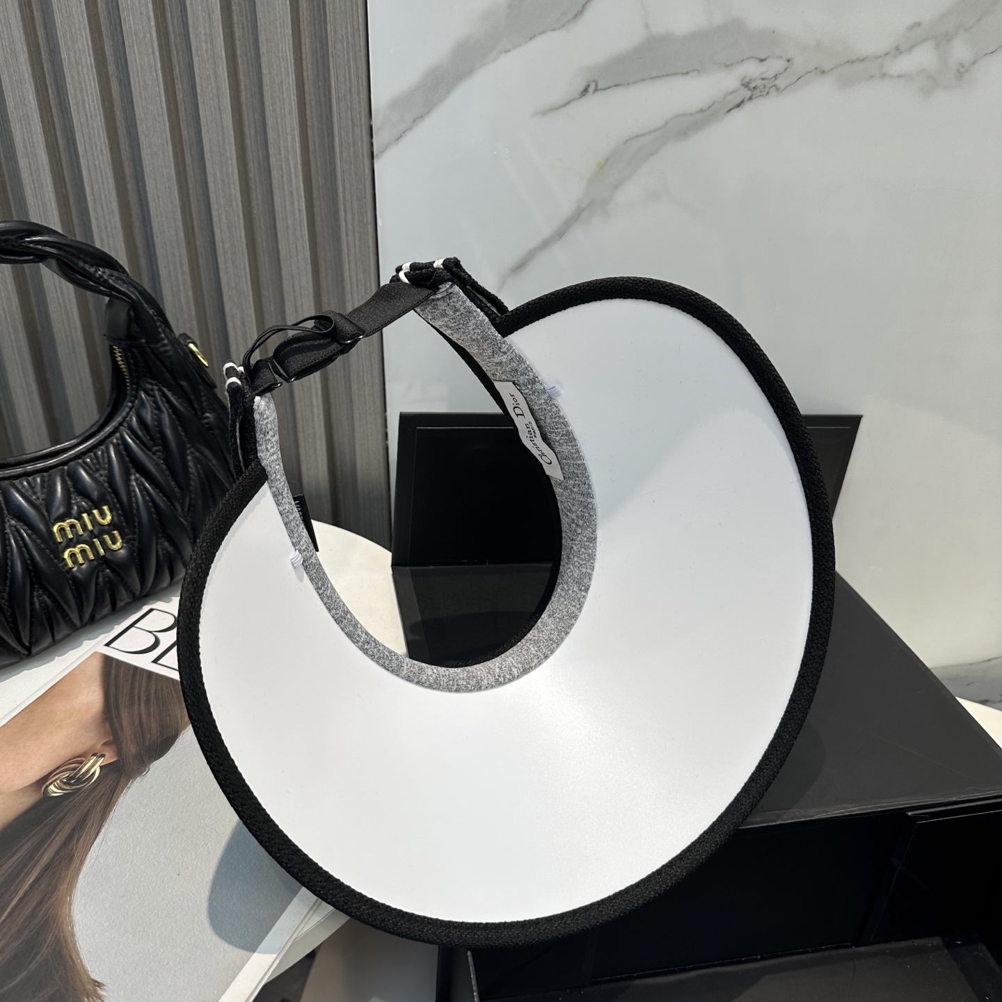  配防尘袋，迪奥Dior2025新款
空顶帽，夏天必备单品，因为真的太好搭，夏天搭配清凉夏日风情真的超级