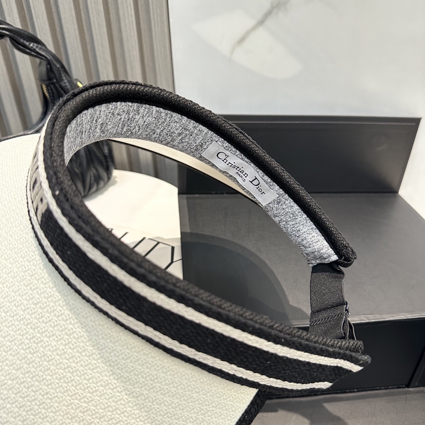  配防尘袋，迪奥Dior2025新款
空顶帽，夏天必备单品，因为真的太好搭，夏天搭配清凉夏日风情真的超级