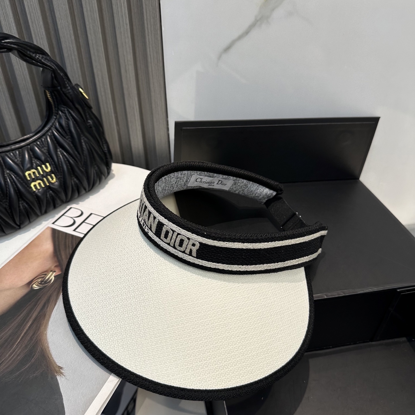  配防尘袋，迪奥Dior2025新款
空顶帽，夏天必备单品，因为真的太好搭，夏天搭配清凉夏日风情真的超级