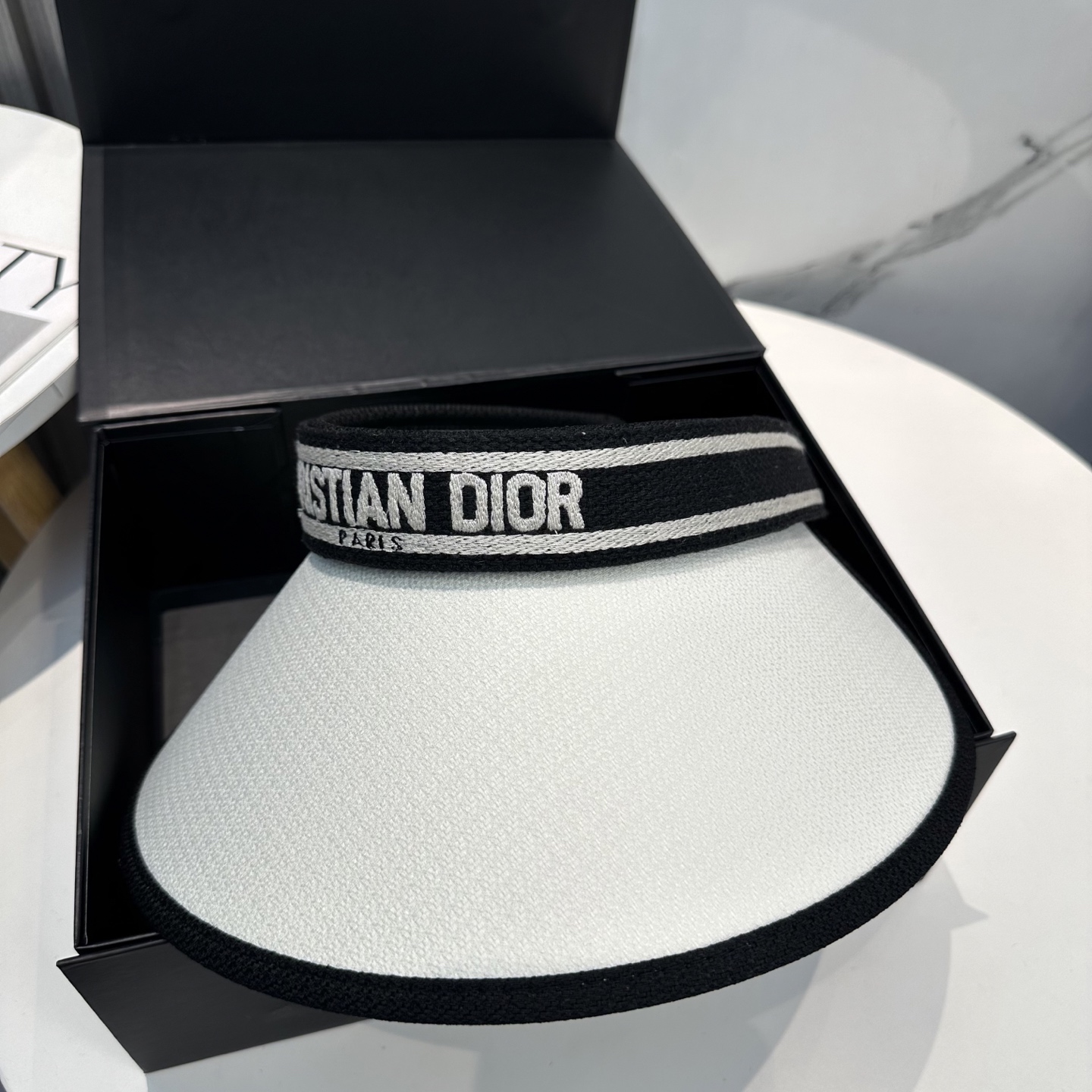  配防尘袋，迪奥Dior2025新款
空顶帽，夏天必备单品，因为真的太好搭，夏天搭配清凉夏日风情真的超级