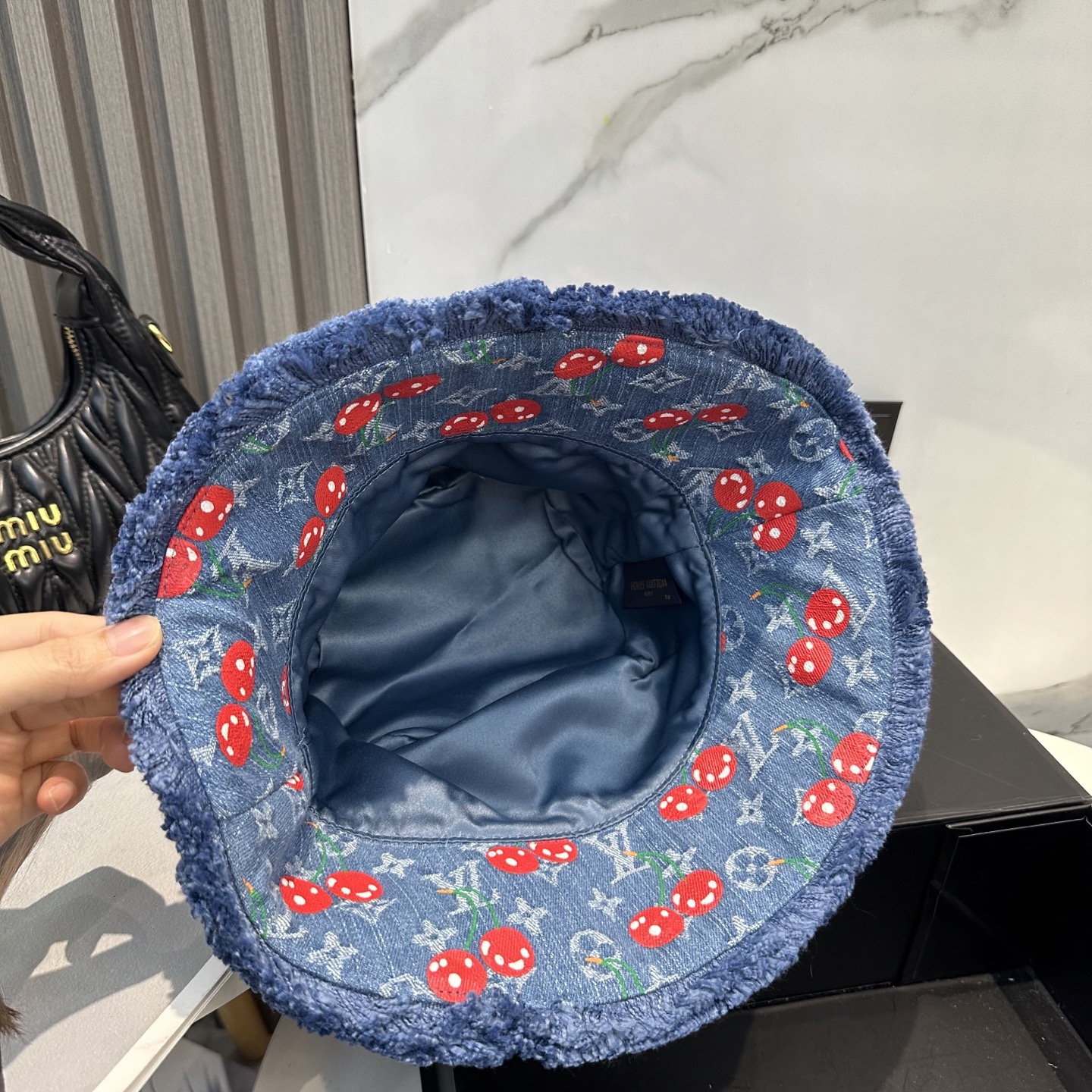 
lv 路易威登很火的一款渔夫帽
简约大气 高逼格好物～格调有个性
LOGO  四季款 轻盈透气！质量超