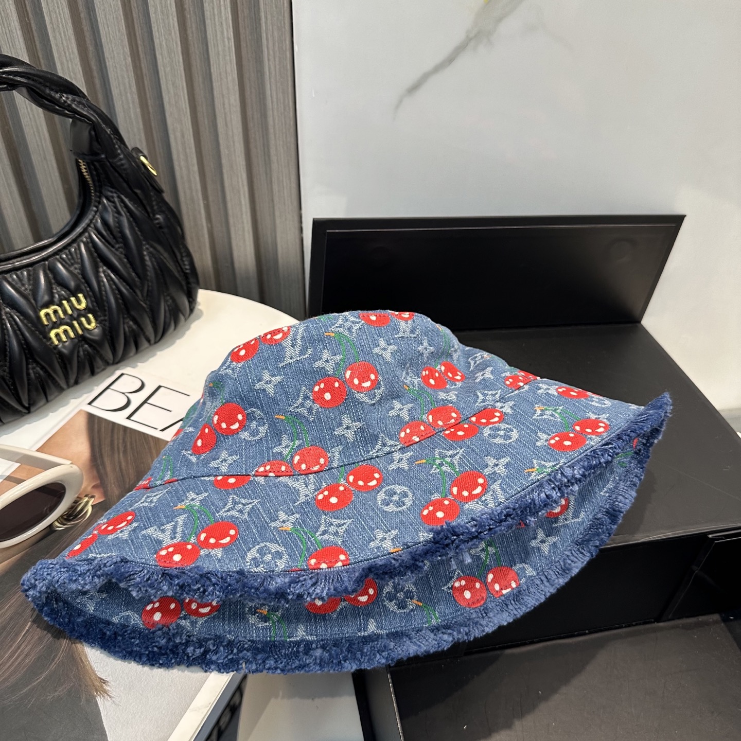 
lv 路易威登很火的一款渔夫帽
简约大气 高逼格好物～格调有个性
LOGO  四季款 轻盈透气！质量超