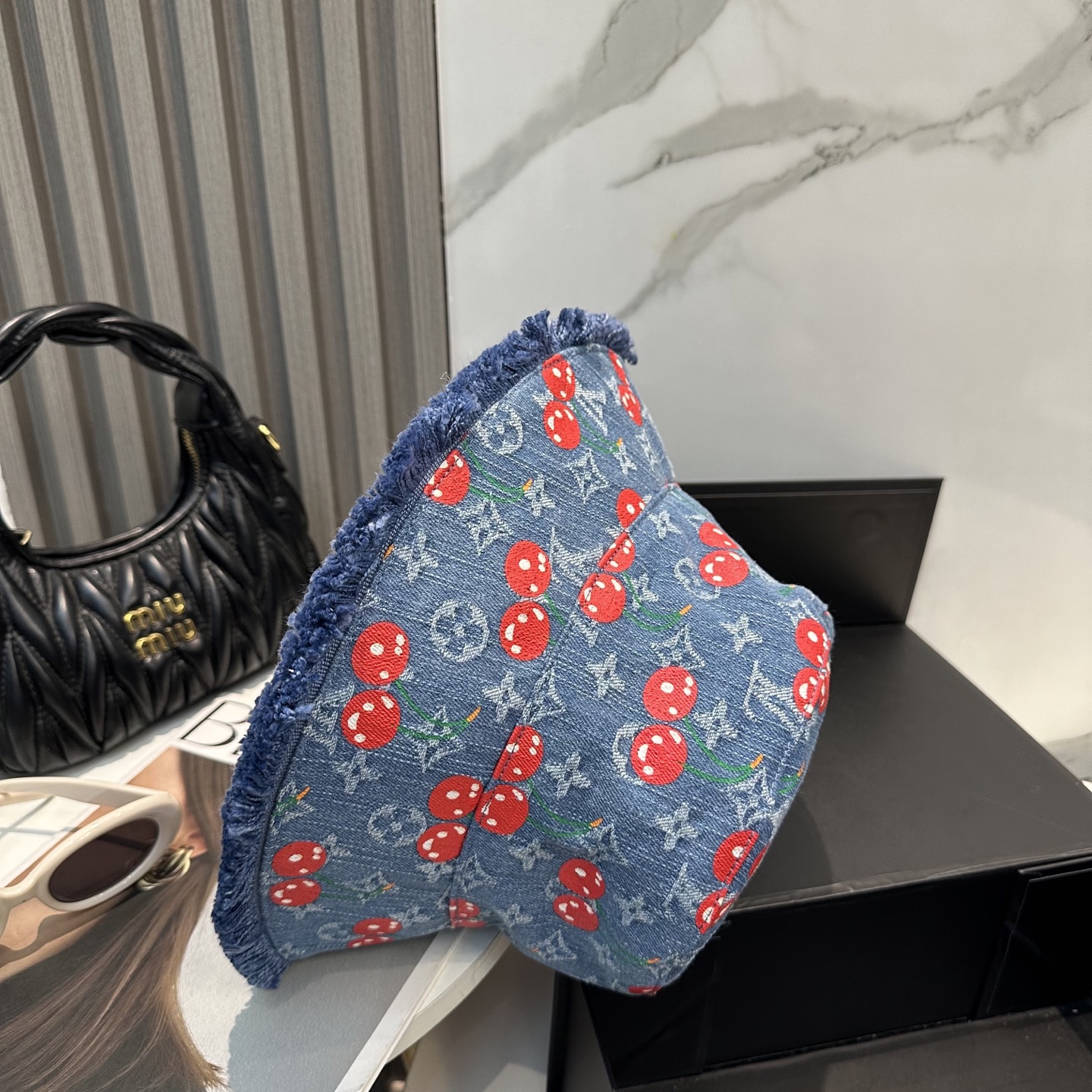 
lv 路易威登很火的一款渔夫帽
简约大气 高逼格好物～格调有个性
LOGO  四季款 轻盈透气！质量超