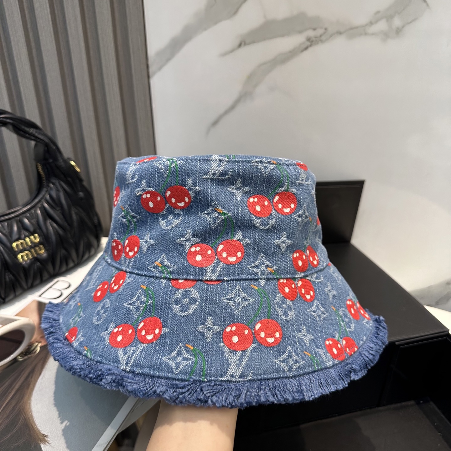 
lv 路易威登很火的一款渔夫帽
简约大气 高逼格好物～格调有个性
LOGO  四季款 轻盈透气！质量超