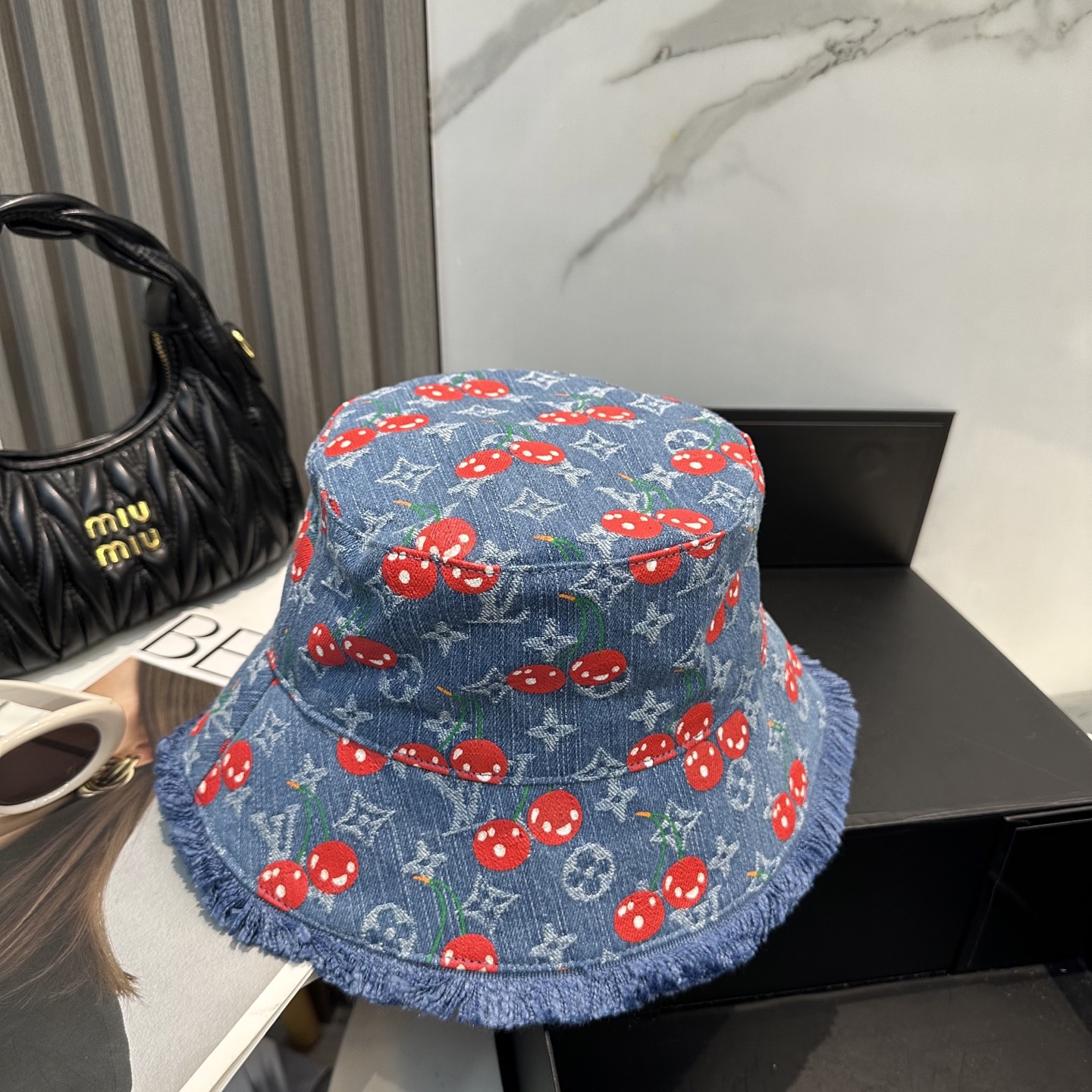 
lv 路易威登很火的一款渔夫帽
简约大气 高逼格好物～格调有个性
LOGO  四季款 轻盈透气！质量超