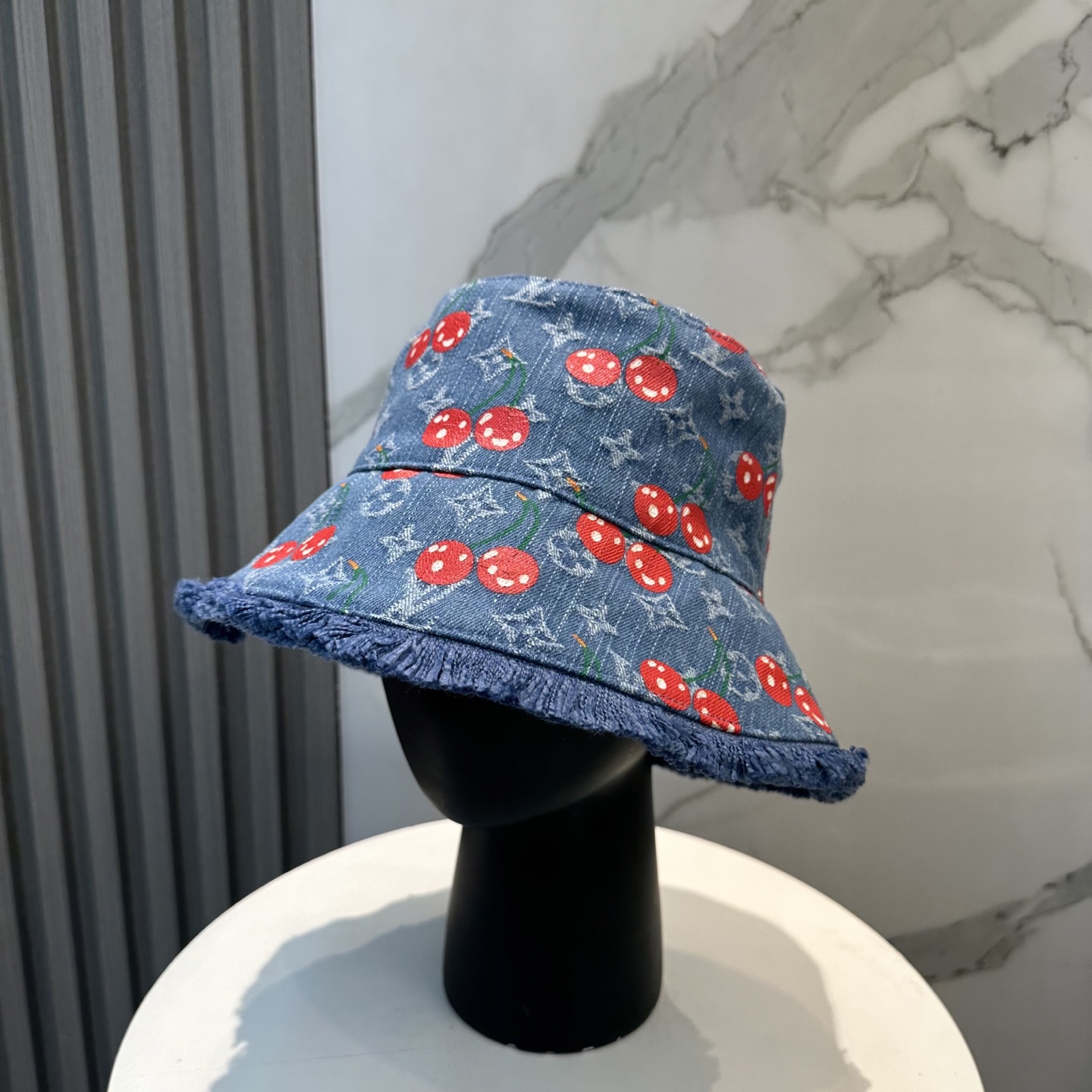 
lv 路易威登很火的一款渔夫帽
简约大气 高逼格好物～格调有个性
LOGO  四季款 轻盈透气！质量超