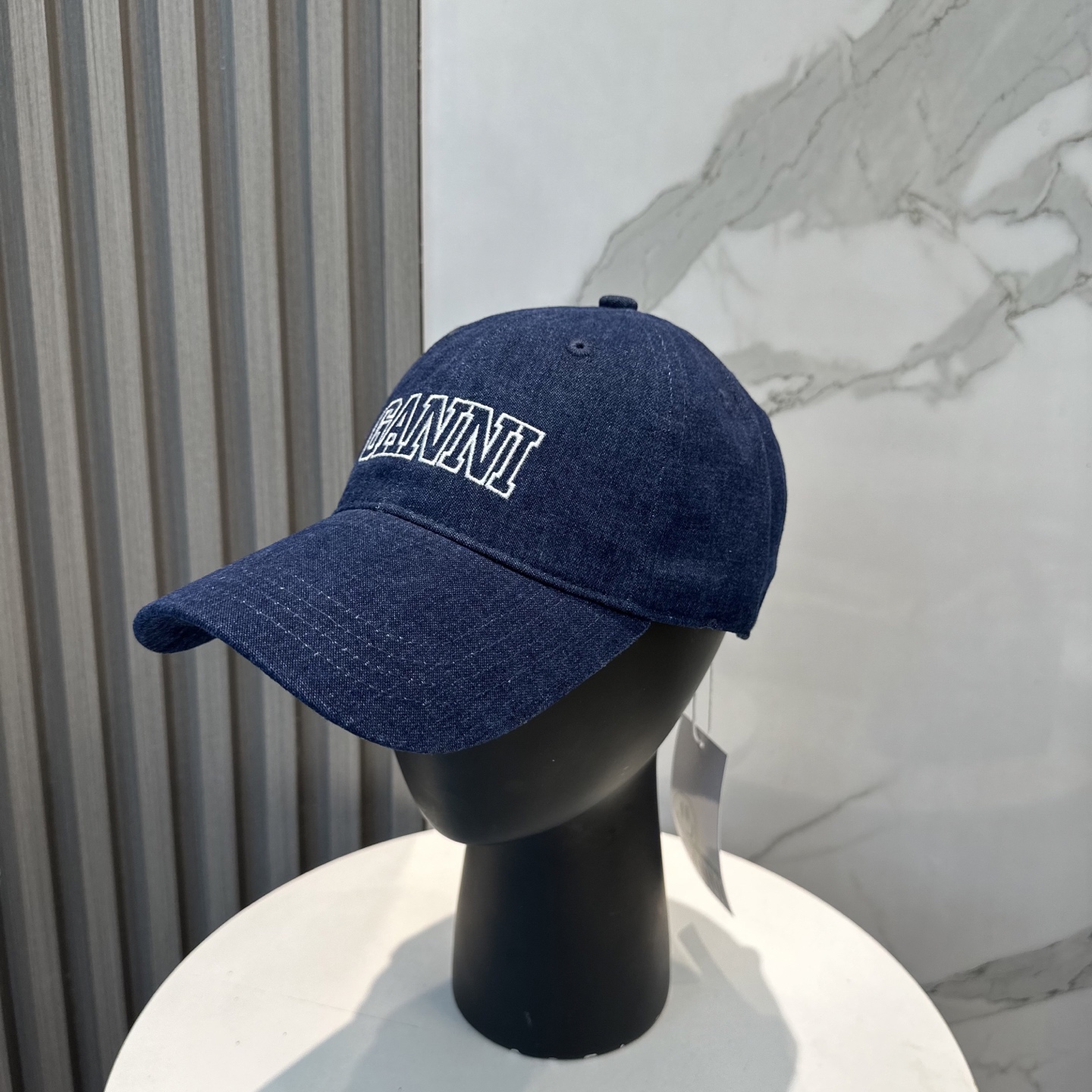 NO:366028,GANNI Denmark's very popular brand recently, logo letter multi-color baseball cap, the color is refreshing and clean, it can be worn all seasons, adjustable, and you don't have to worry about the big head circumference!  Men and women must-have hats, fisherman hats, baseball hats, knit hats, hats, espadrilles, hatsGANNI 丹麦最近非常火的品牌 logo字母多色棒球帽 颜色清爽干净~四季都可戴 可调节 大头围也不怕！男女同款必入帽子渔夫帽棒球帽针织帽,帽子,espadrilles,hats,hat