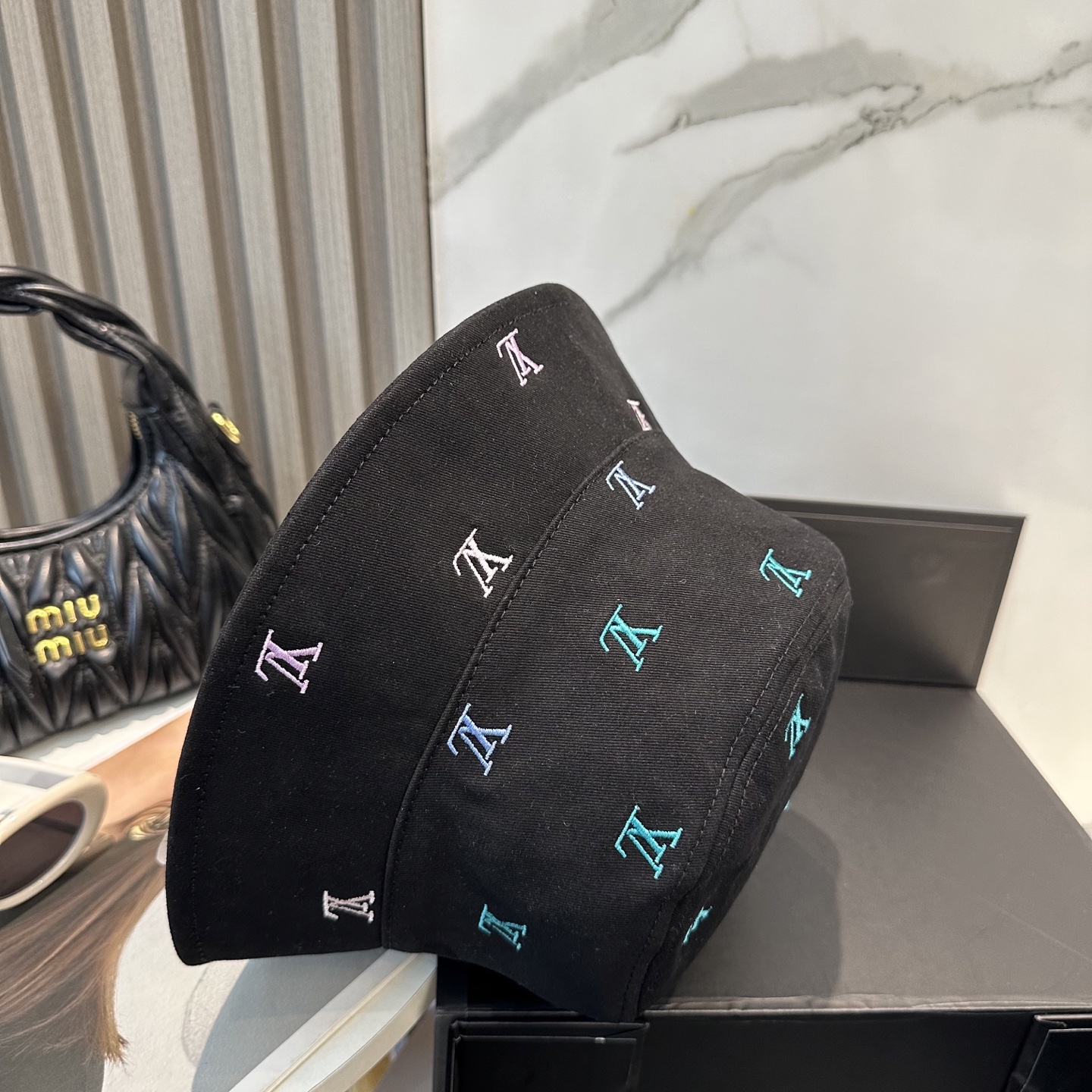 路易威登 LouisVuitton双面刺绣渔夫帽😍新款重工打造♥️高端大气,百搭款🤗男女通用!