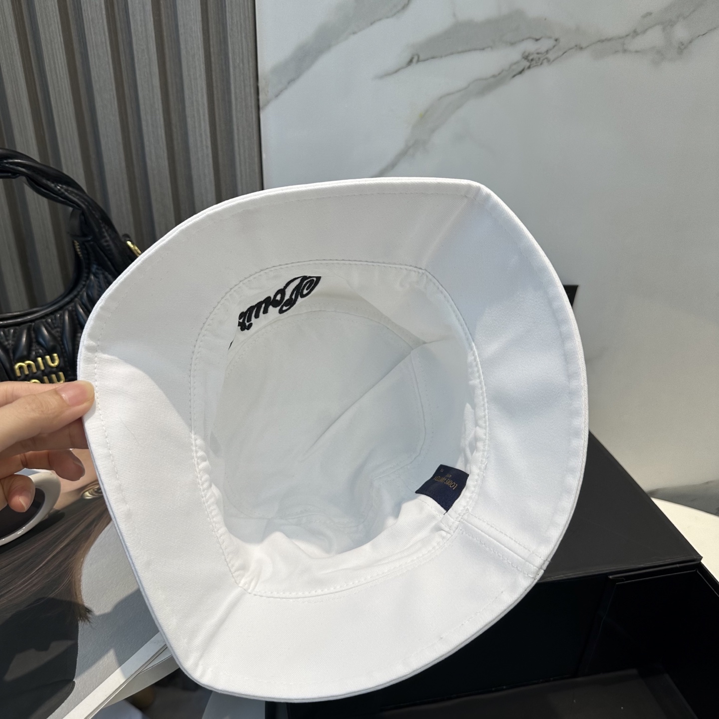  路易威登 LouisVuitton双面刺绣渔夫帽😍新款重工打造♥️高端大气，百搭款🤗男女通用！