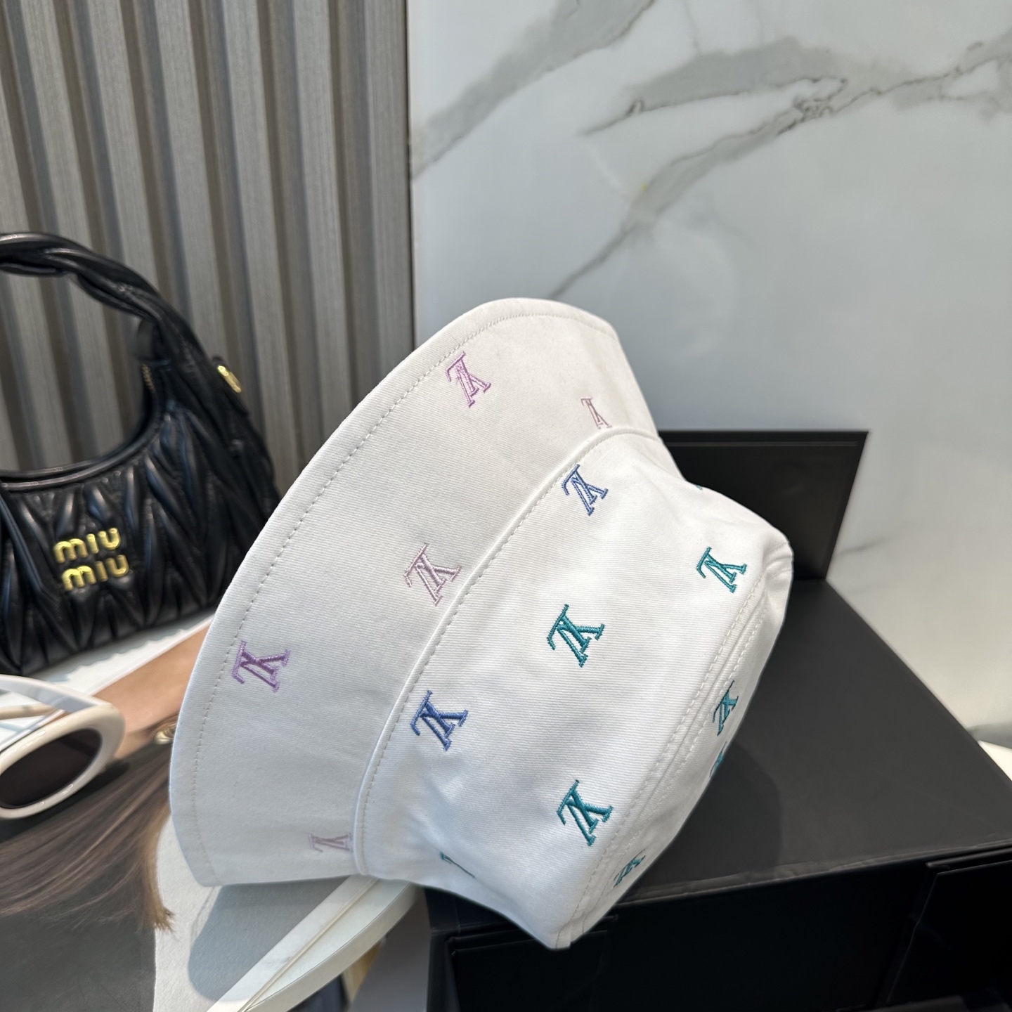  路易威登 LouisVuitton双面刺绣渔夫帽😍新款重工打造♥️高端大气，百搭款🤗男女通用！