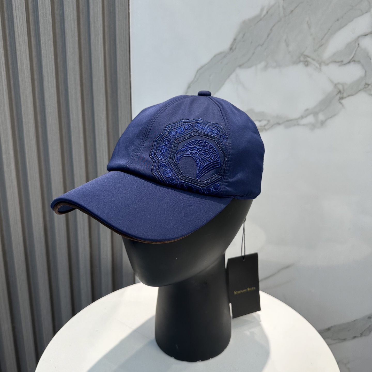  StefanoRicci 史蒂芬劳 棒球帽设计细节优雅，款式精致，以经典刺绣呈现标志性鹰头，配有松紧后