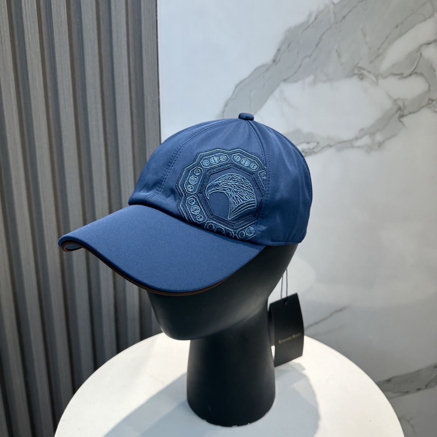  StefanoRicci 史蒂芬劳 棒球帽设计细节优雅，款式精致，以经典刺绣呈现标志性鹰头，配有松紧后