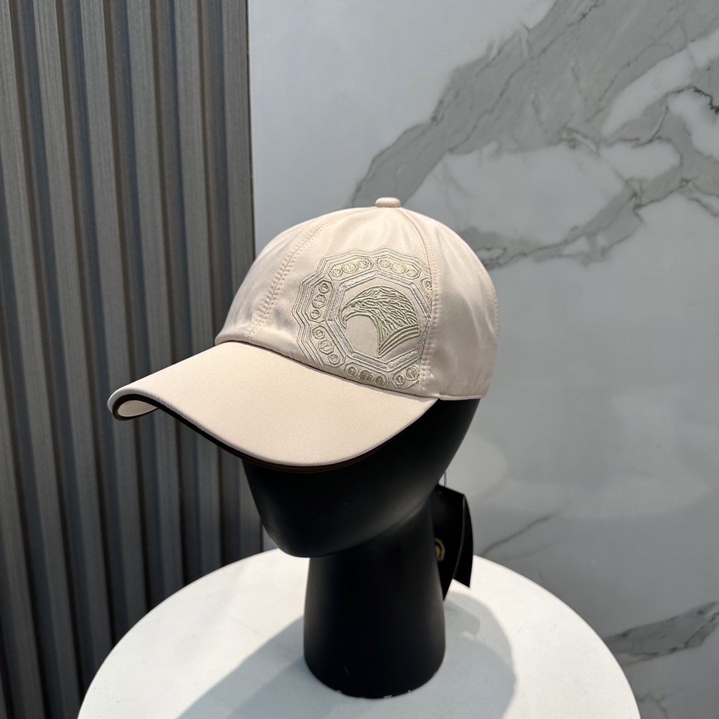 StefanoRicci 史蒂芬劳 棒球帽设计细节优雅，款式精致，以经典刺绣呈现标志性鹰头，配有松紧后