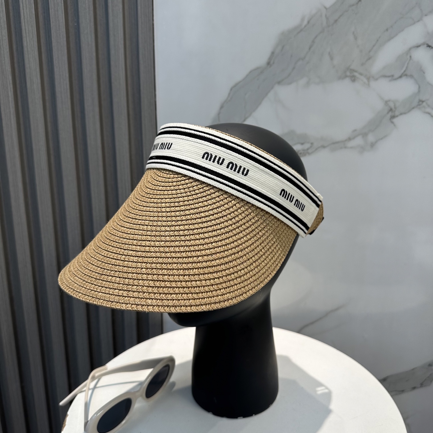  配防尘袋 miumiu缪缪
空顶帽，夏天必备单品，因为真的太好搭，夏天搭配清凉夏日风情真的超级文艺范～