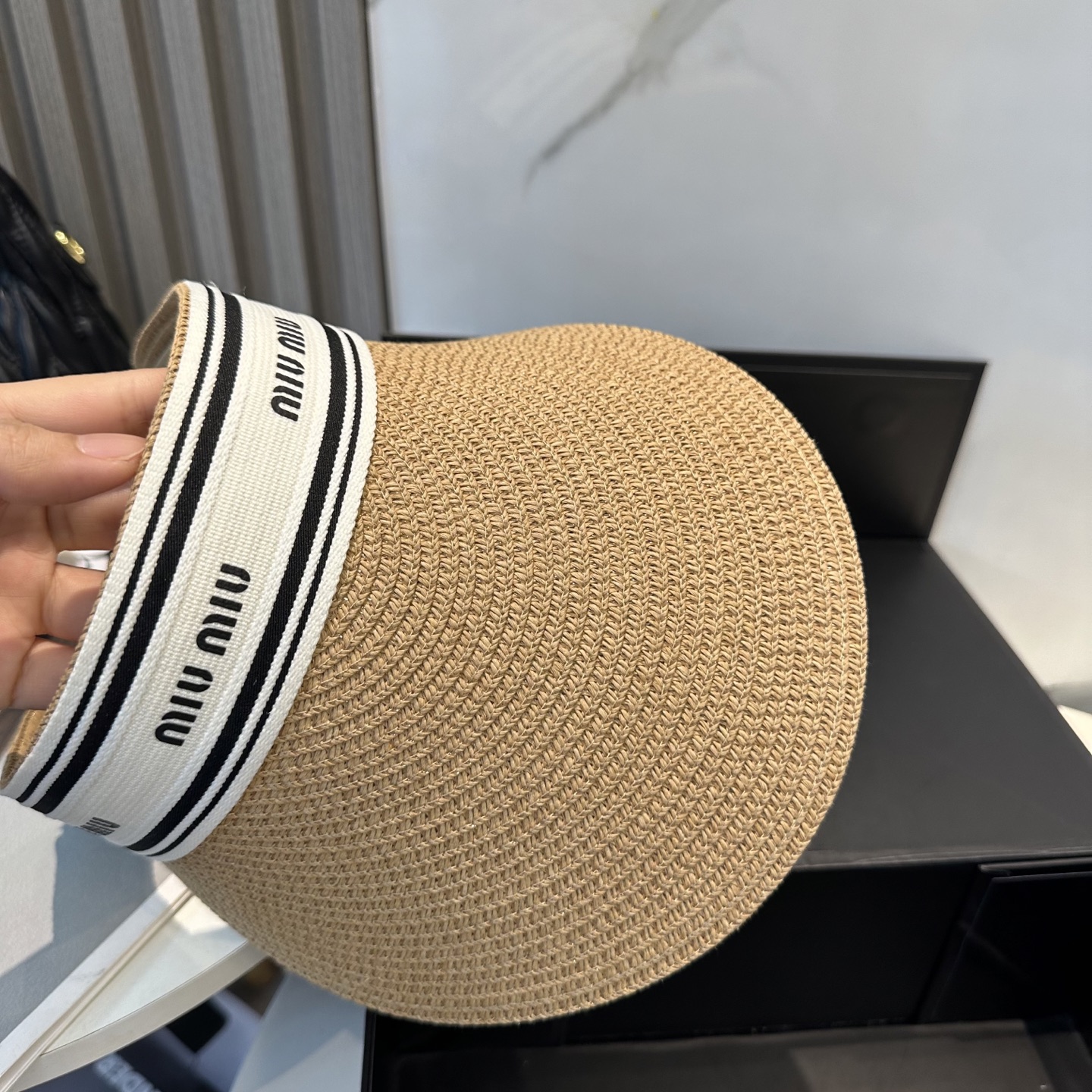  配防尘袋 miumiu缪缪
空顶帽，夏天必备单品，因为真的太好搭，夏天搭配清凉夏日风情真的超级文艺范～