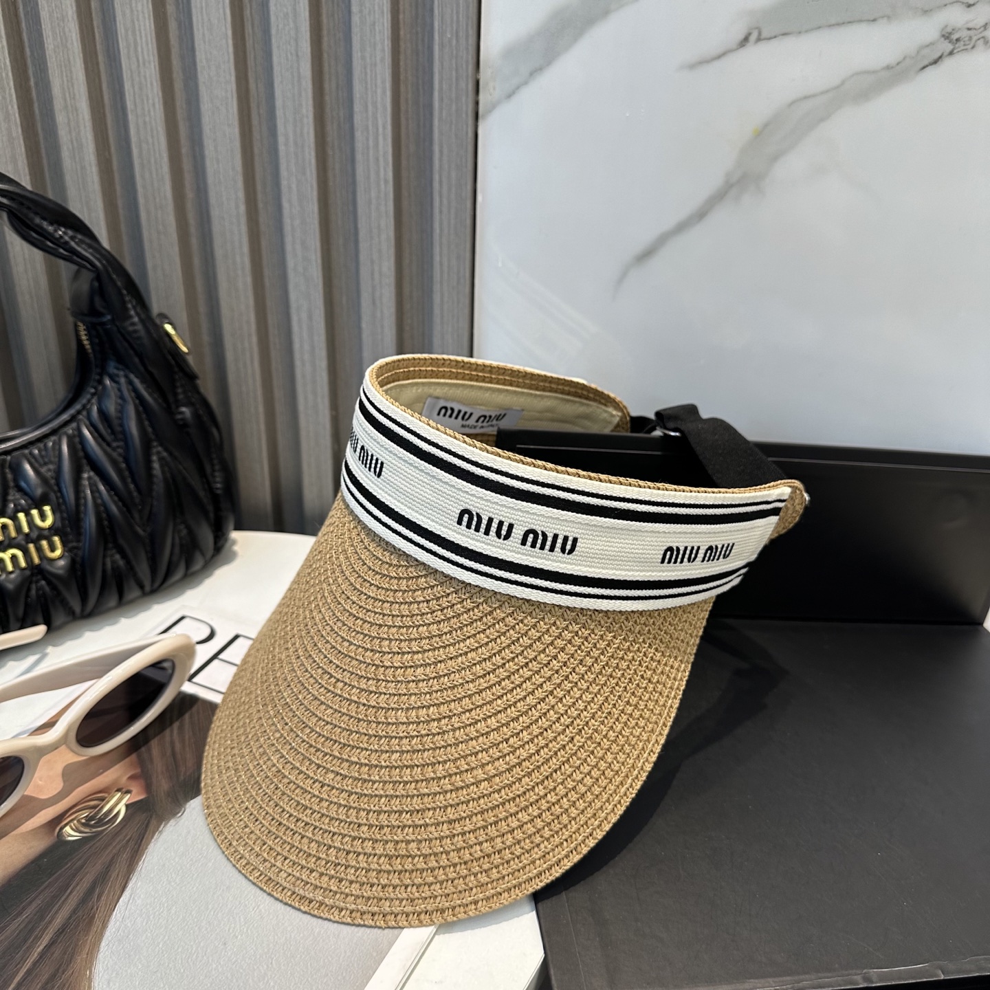  配防尘袋 miumiu缪缪
空顶帽，夏天必备单品，因为真的太好搭，夏天搭配清凉夏日风情真的超级文艺范～