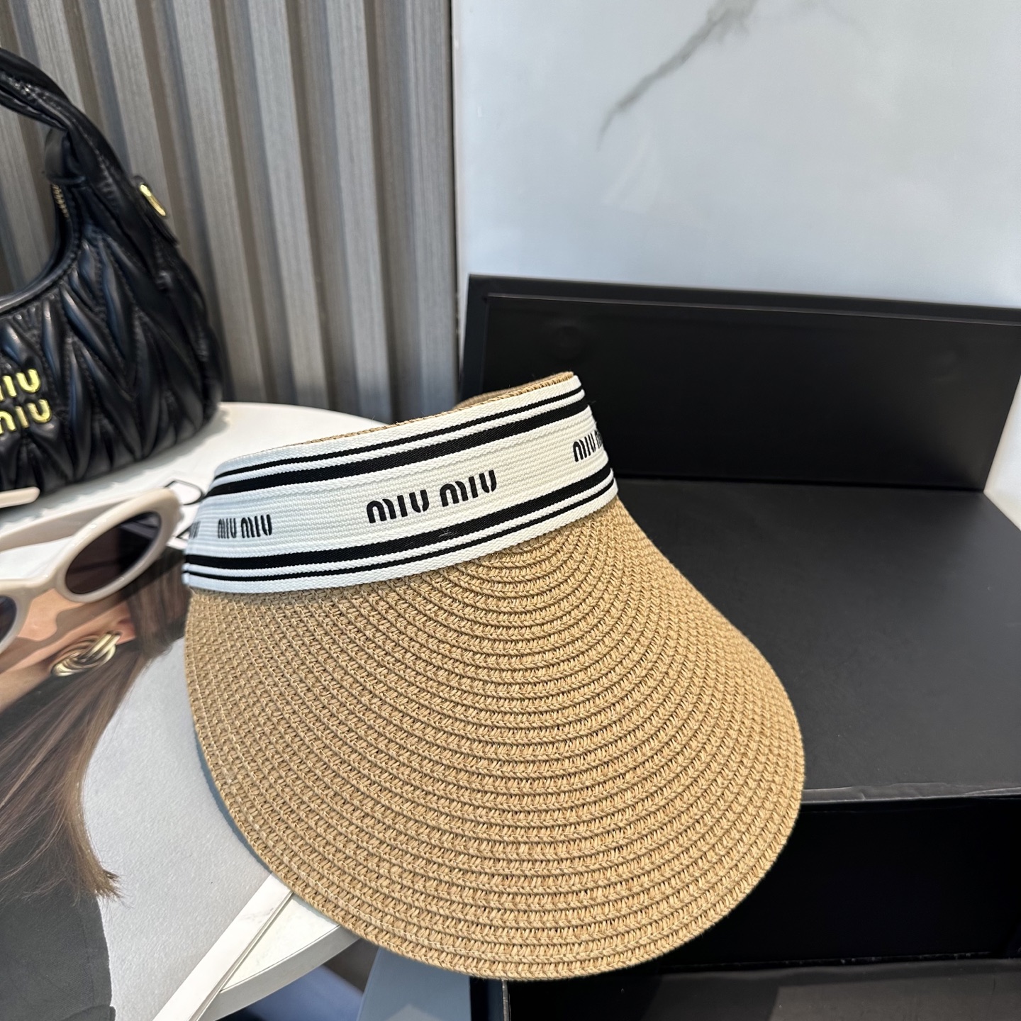  配防尘袋 miumiu缪缪
空顶帽，夏天必备单品，因为真的太好搭，夏天搭配清凉夏日风情真的超级文艺范～
