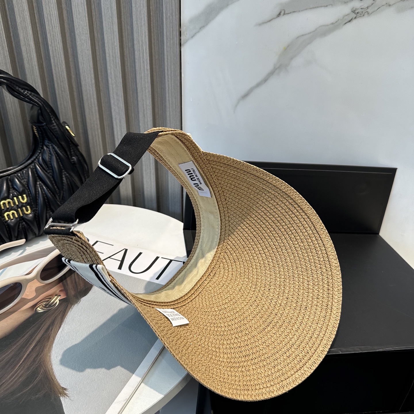  配防尘袋 miumiu缪缪
空顶帽，夏天必备单品，因为真的太好搭，夏天搭配清凉夏日风情真的超级文艺范～