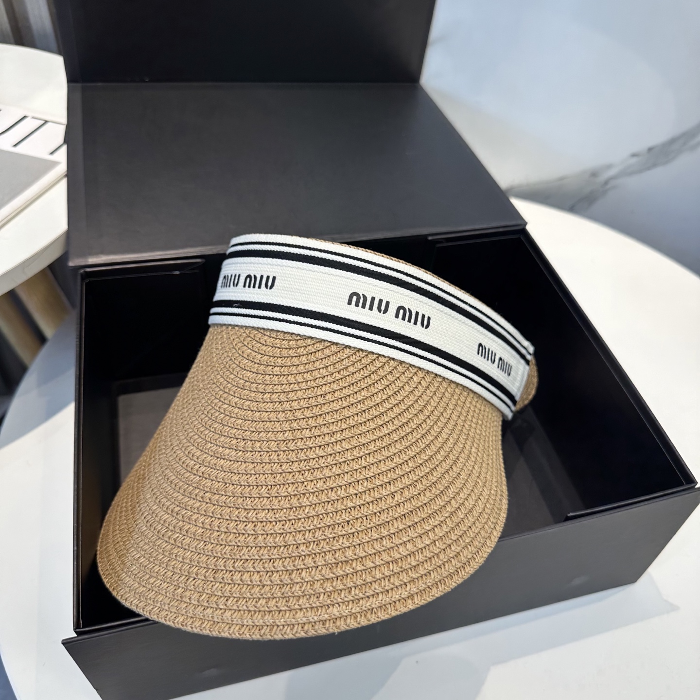  配防尘袋 miumiu缪缪
空顶帽，夏天必备单品，因为真的太好搭，夏天搭配清凉夏日风情真的超级文艺范～